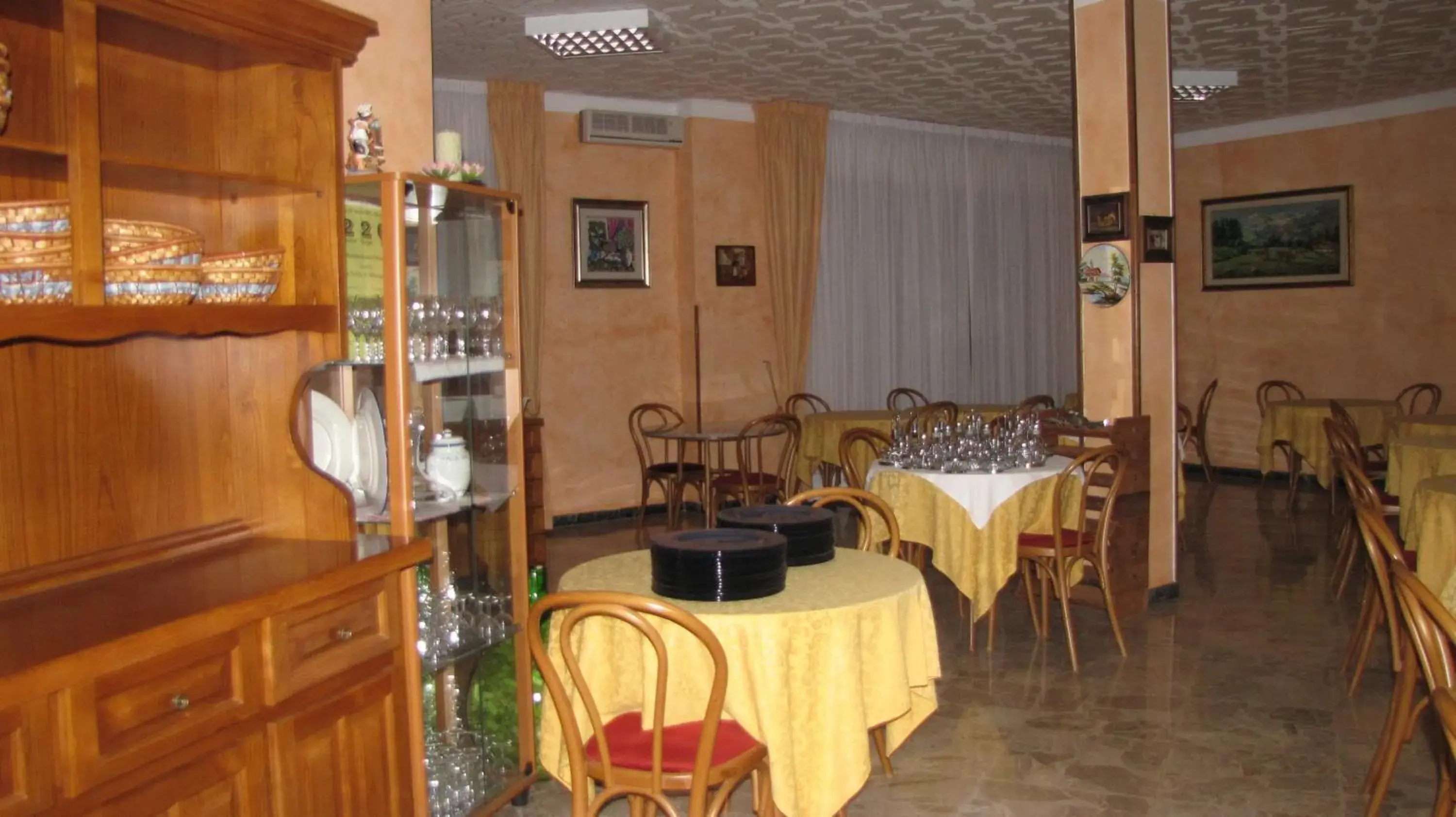Restaurant/Places to Eat in Albergo La Primula