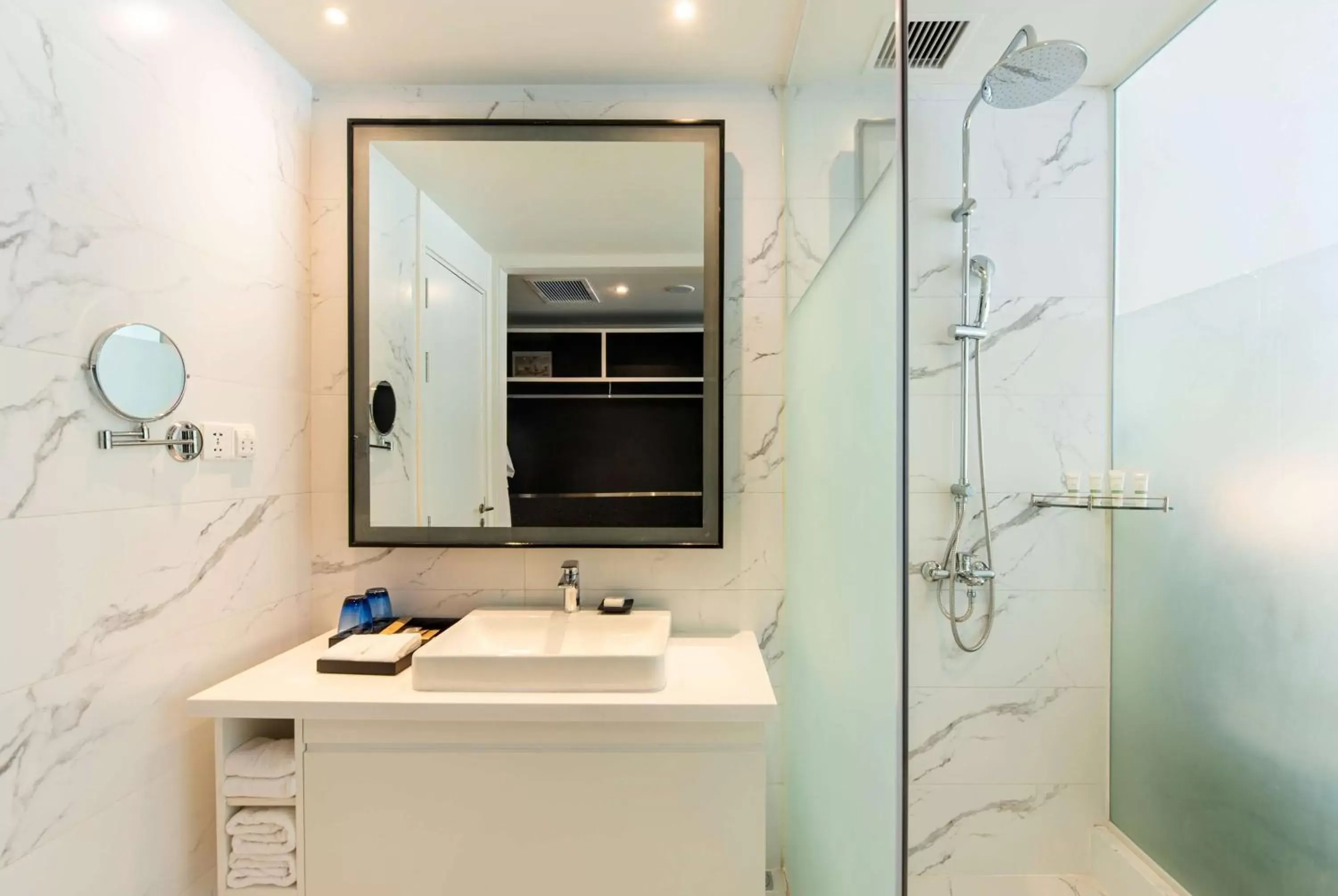 TV and multimedia, Bathroom in Hotel Sol Halong, Trademark Collection by Wyndham