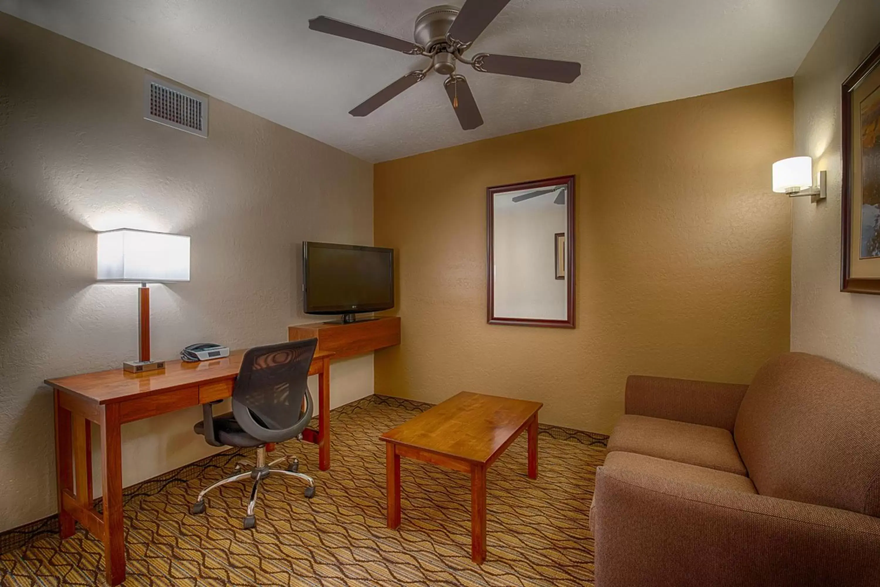 Photo of the whole room, Seating Area in Holiday Inn Express Grand Canyon, an IHG Hotel