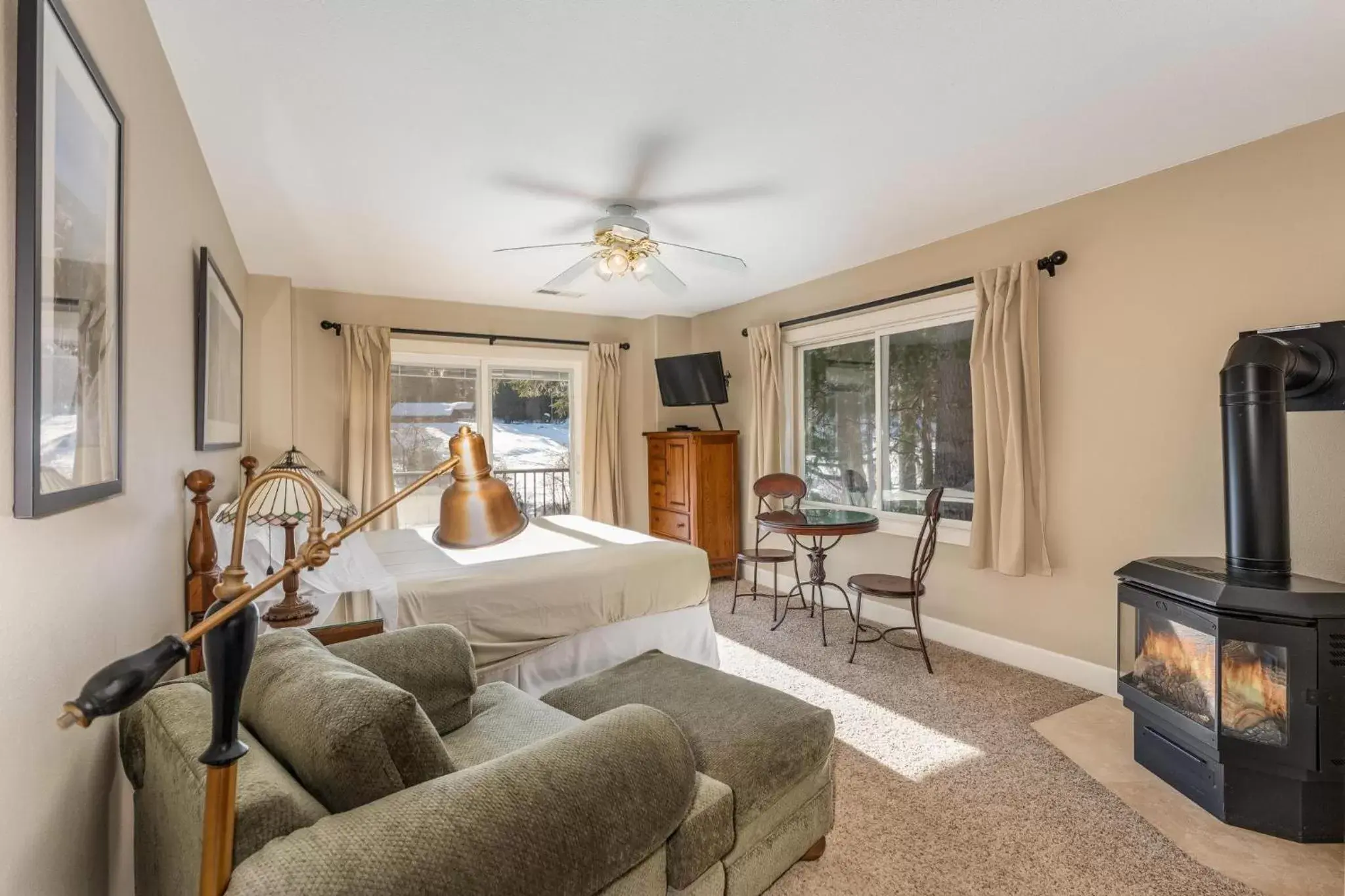 Bedroom, Seating Area in Big Creek Inn