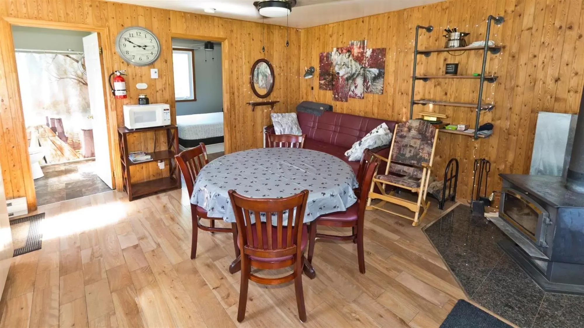 Dining Area in Camping Chalets Spas Pignons Rouges