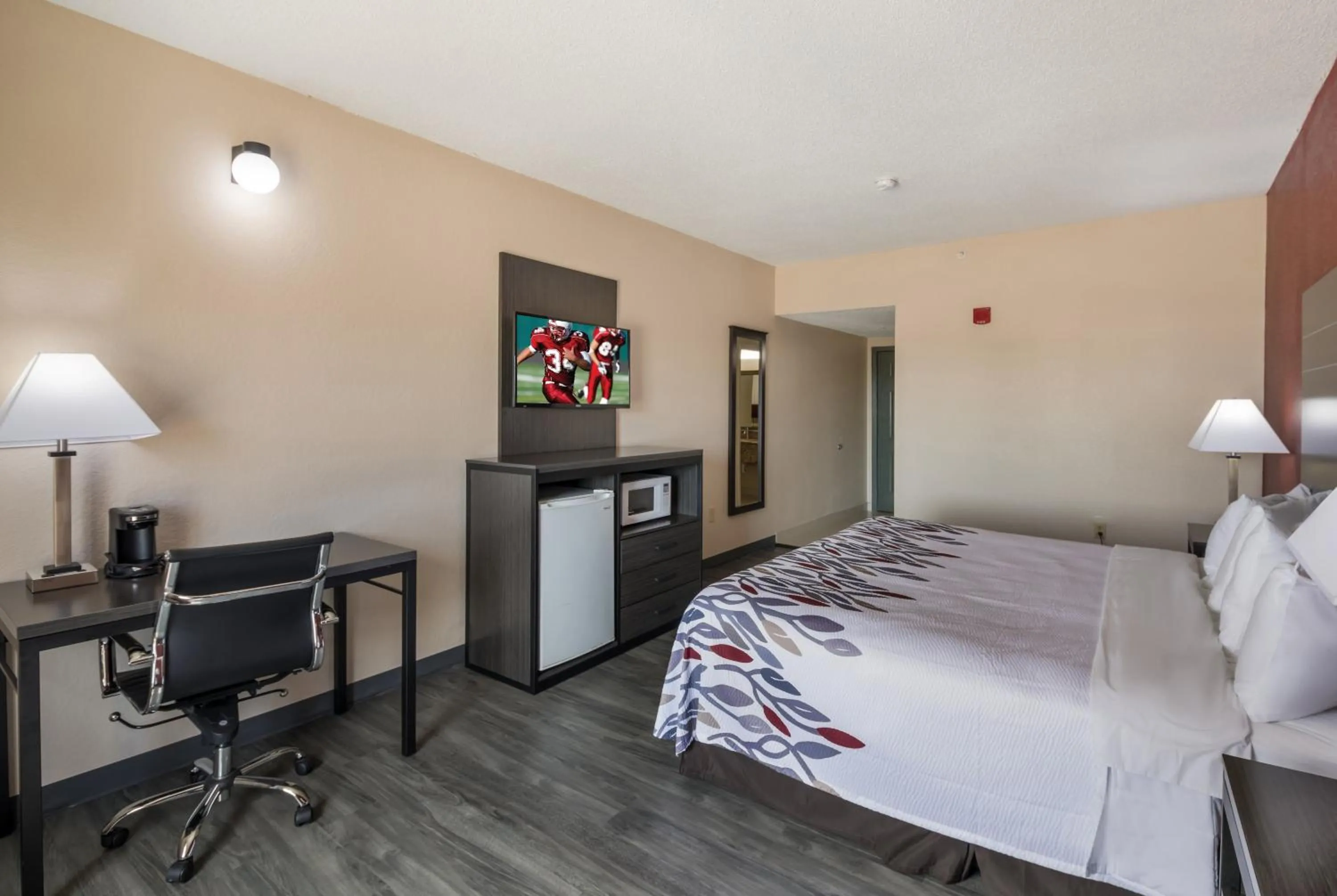 Photo of the whole room, Bed in Red Roof Inn & Suites Austin East - Manor
