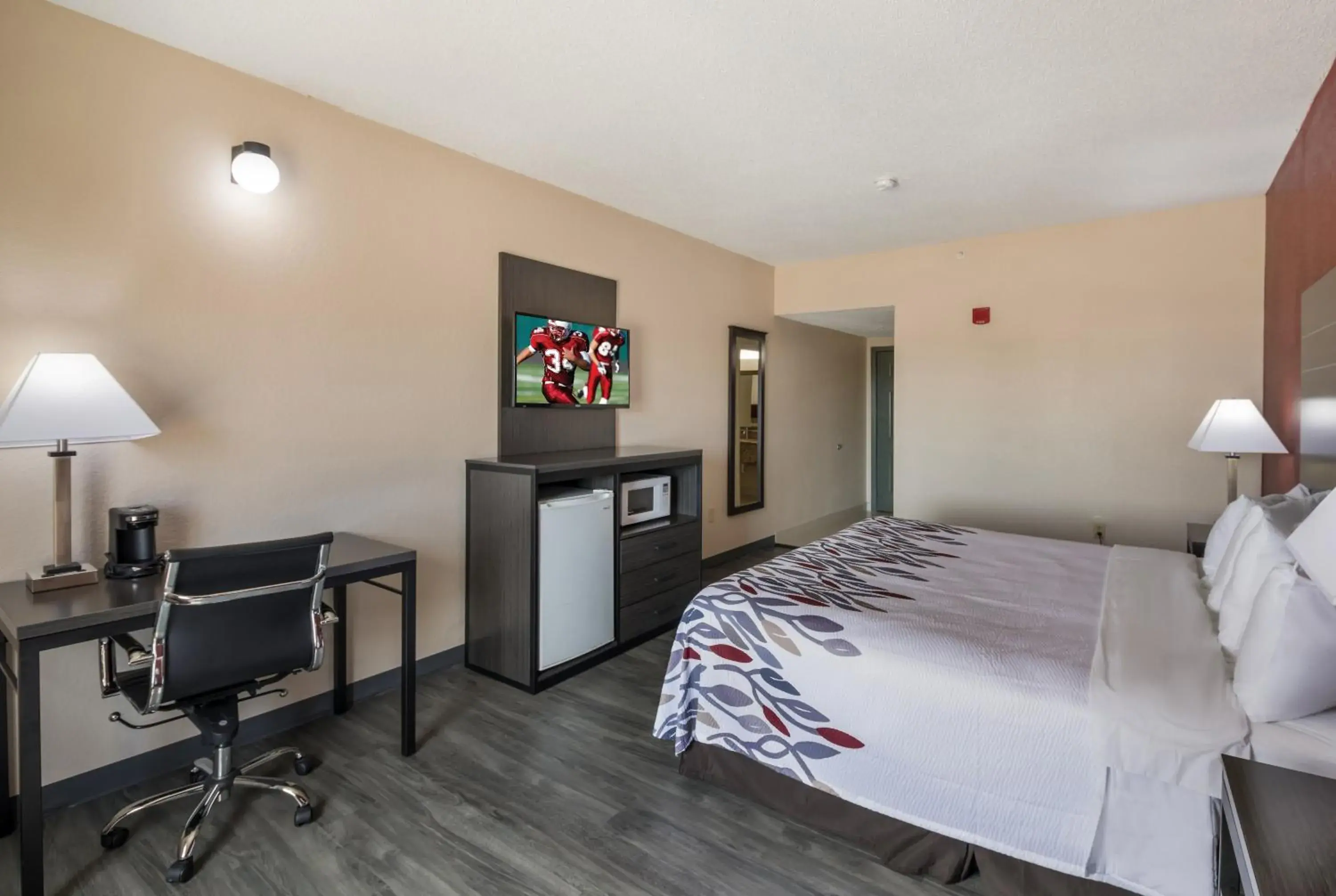 Photo of the whole room, Room Photo in Red Roof Inn & Suites Austin East - Manor