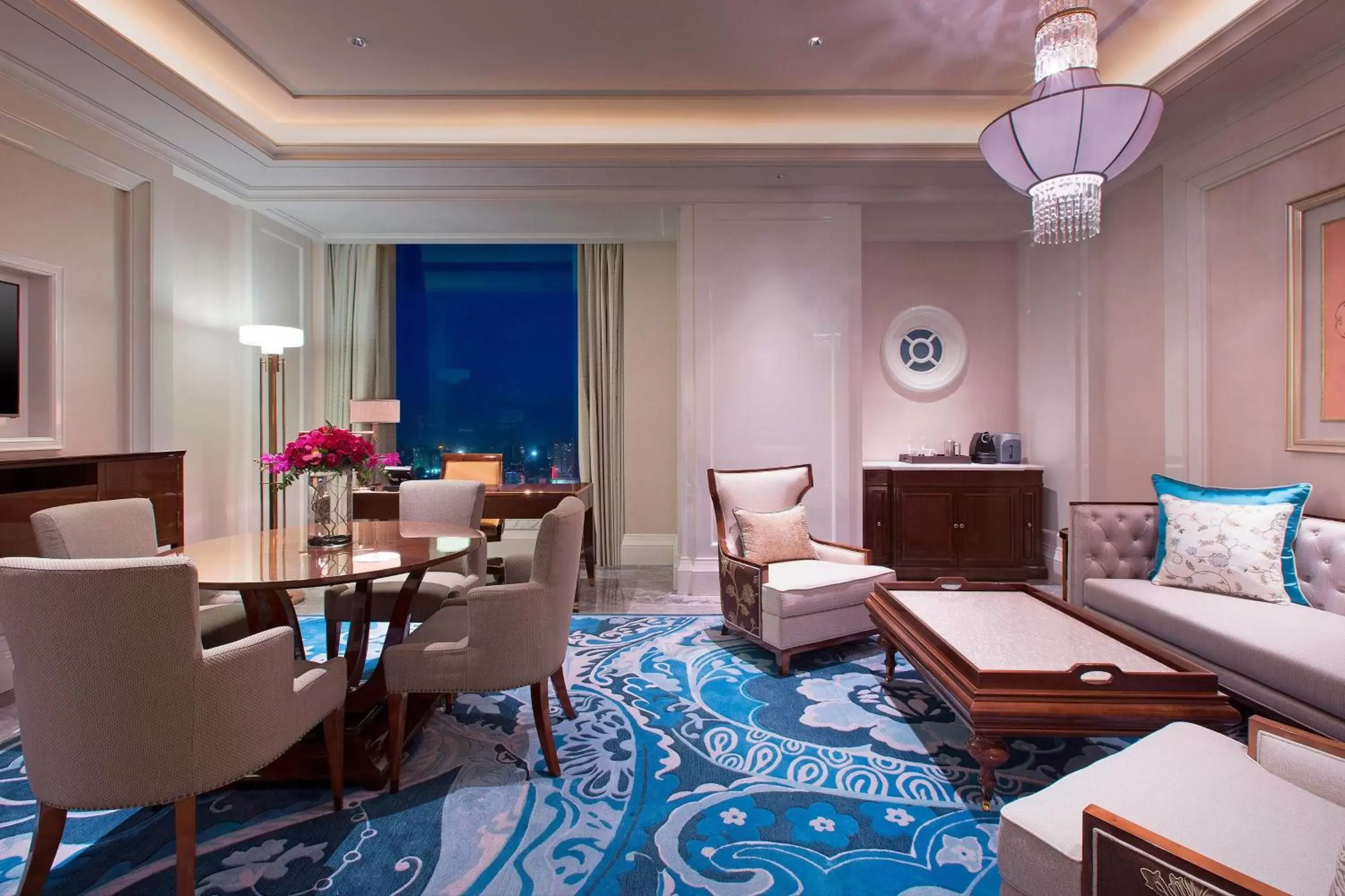 Photo of the whole room, Seating Area in Sheraton Grand Wuhan Hankou Hotel - Let's take a look at the moment of Wuhan