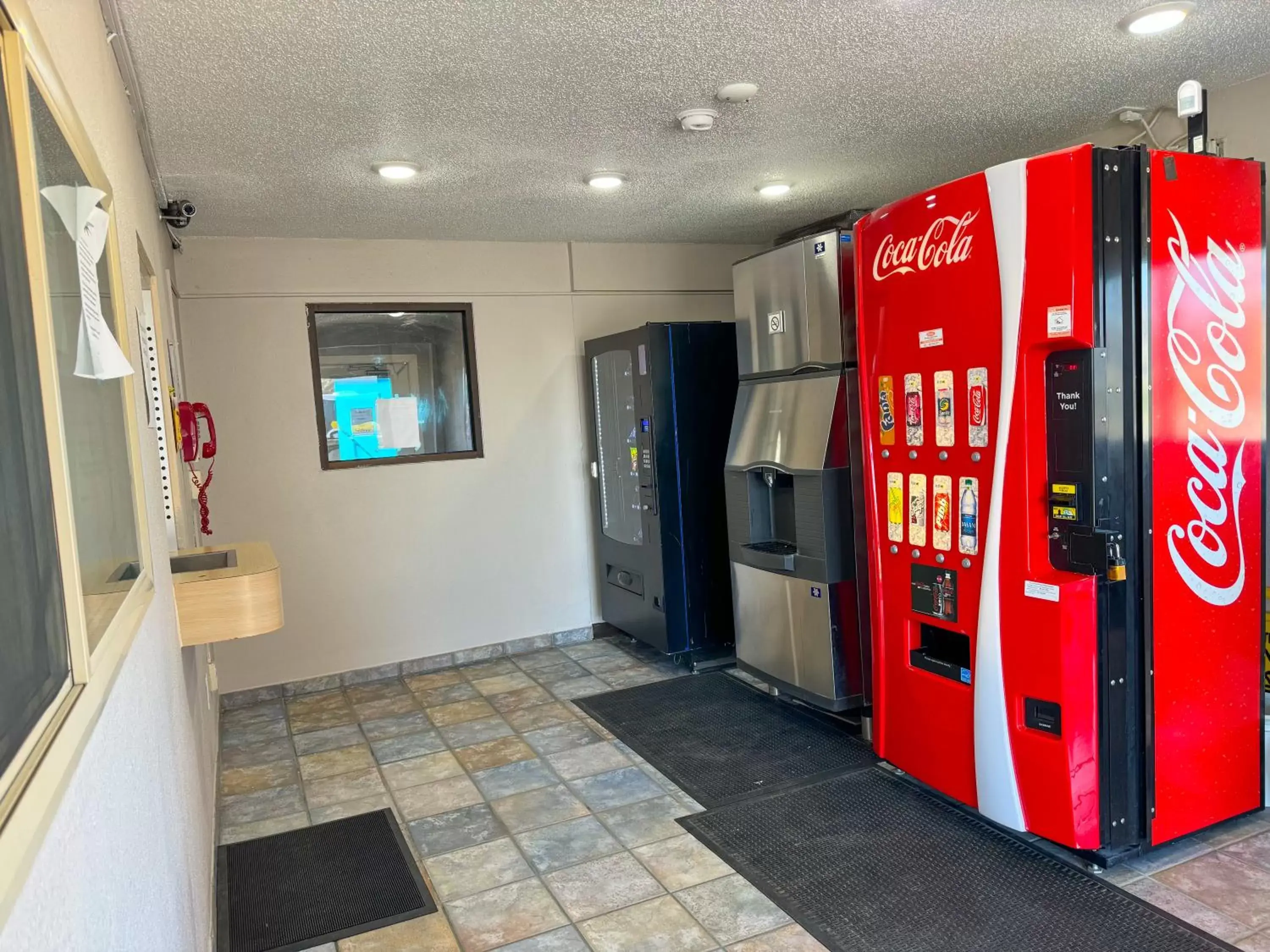 vending machine in Super 7 Motel