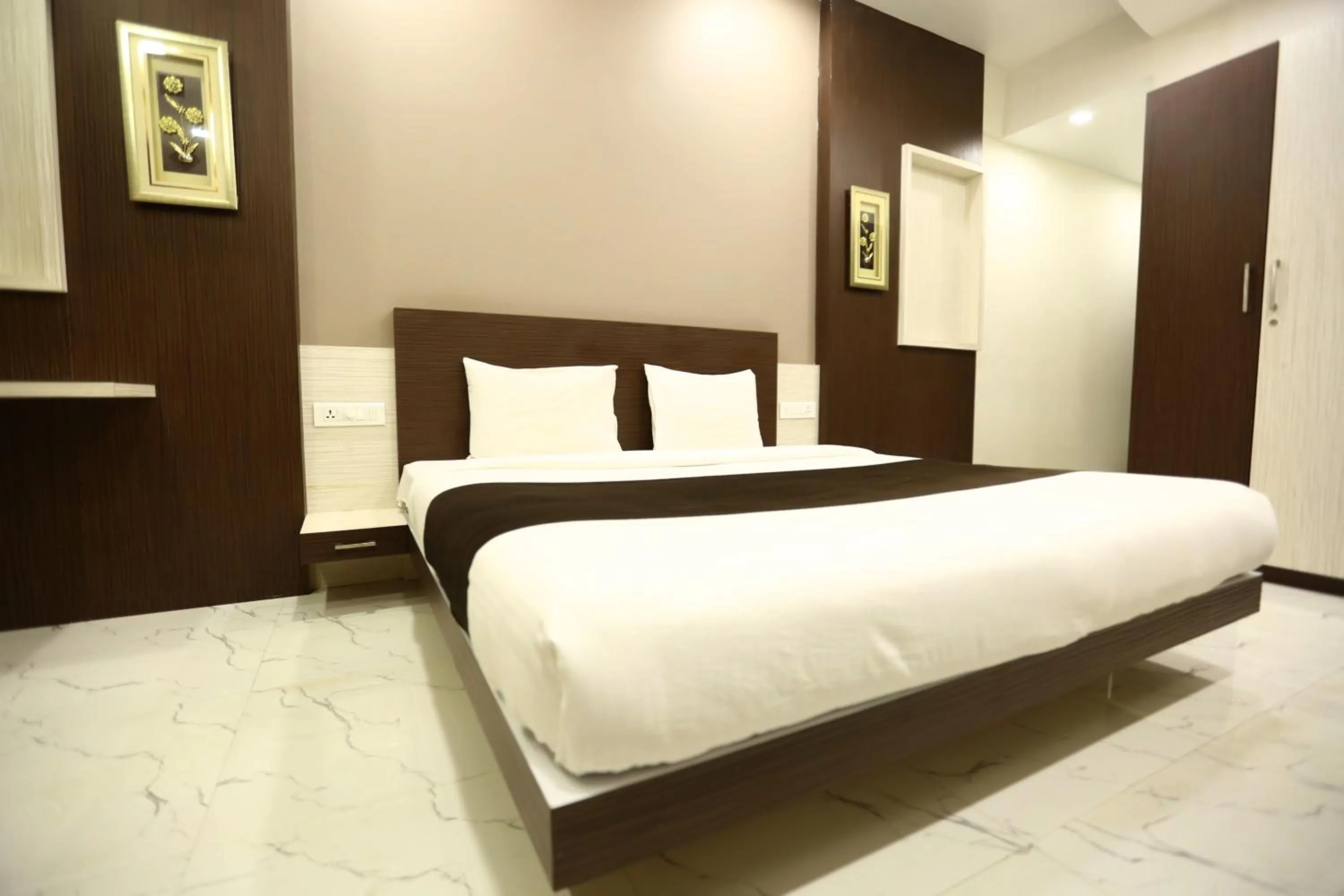 Bedroom, Bed in Hotel Madhuri Executive