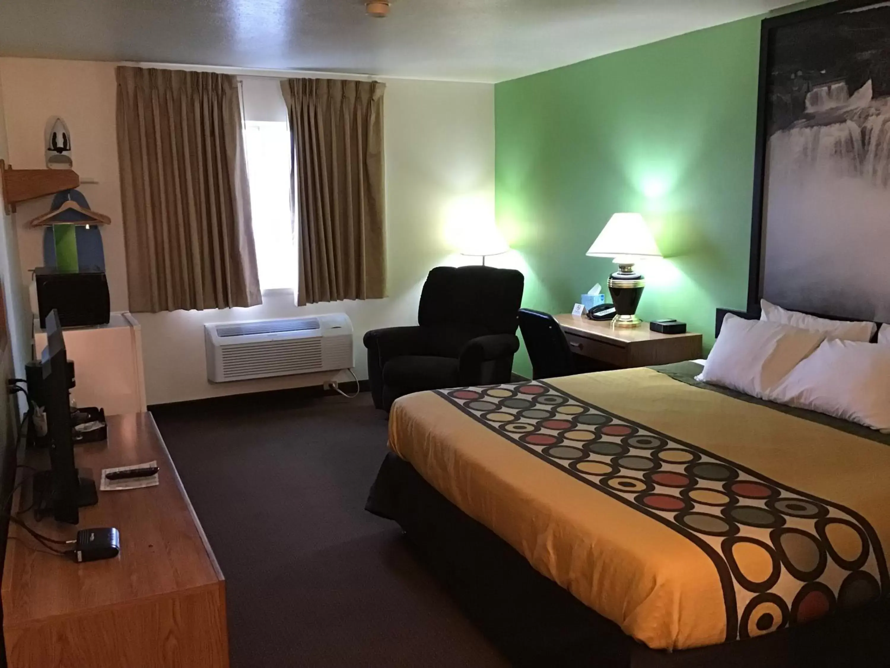 Photo of the whole room, Bed in Super 8 by Wyndham Rexburg