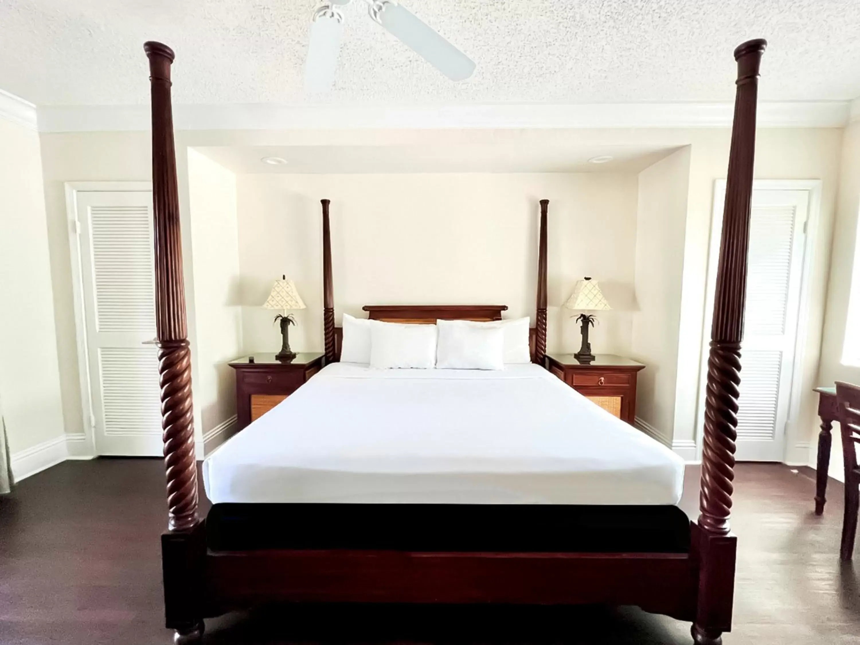 Bed in La Casa Hotel