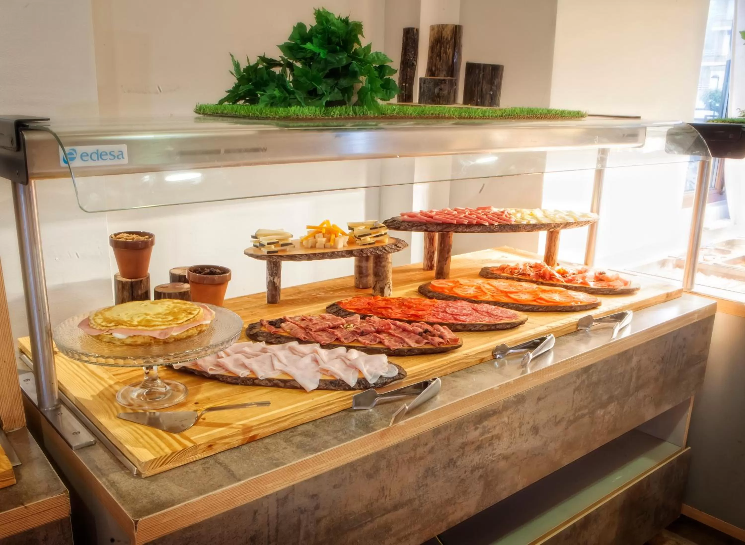 Buffet breakfast in Hotel Spa El Muelle de Suances