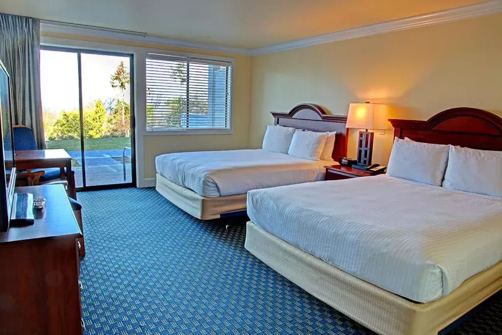 Queen Room with Two Queen Beds with Sea View in Anacortes Ship Harbor Inn