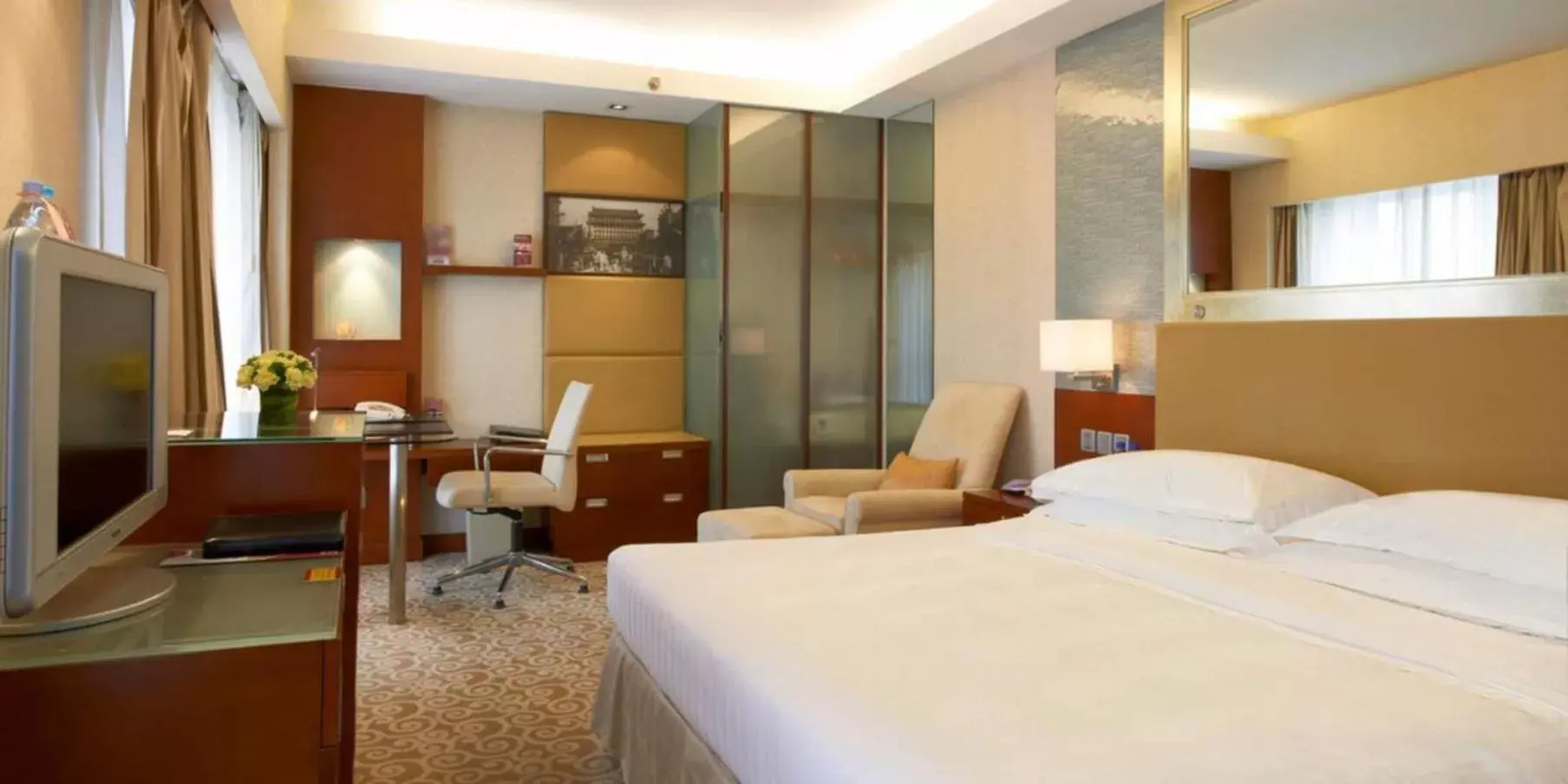 Photo of the whole room, Bed in Guo Ji Yi Yuan Hotel