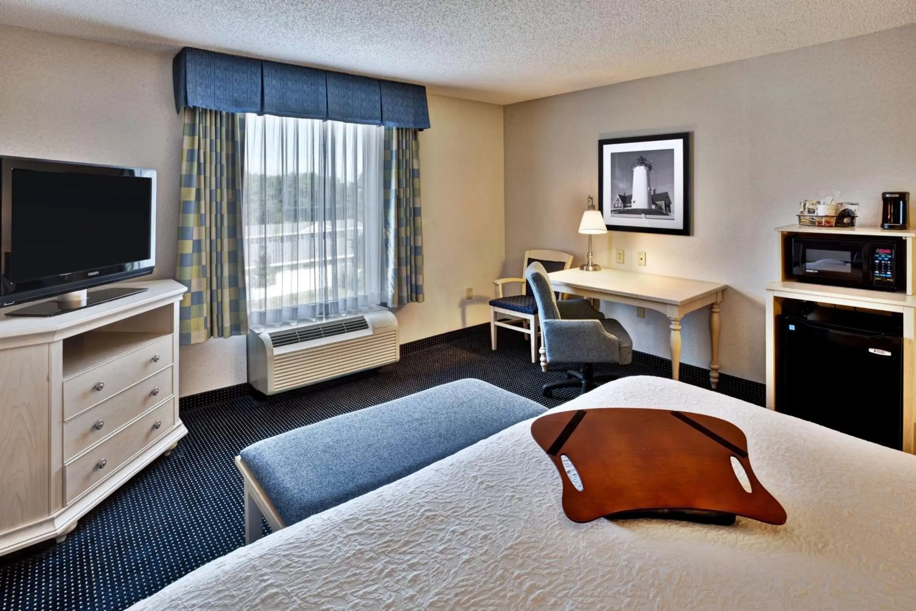 Bed, TV/Entertainment Center in Hampton Inn & Suites - Cape Cod / West Yarmouth