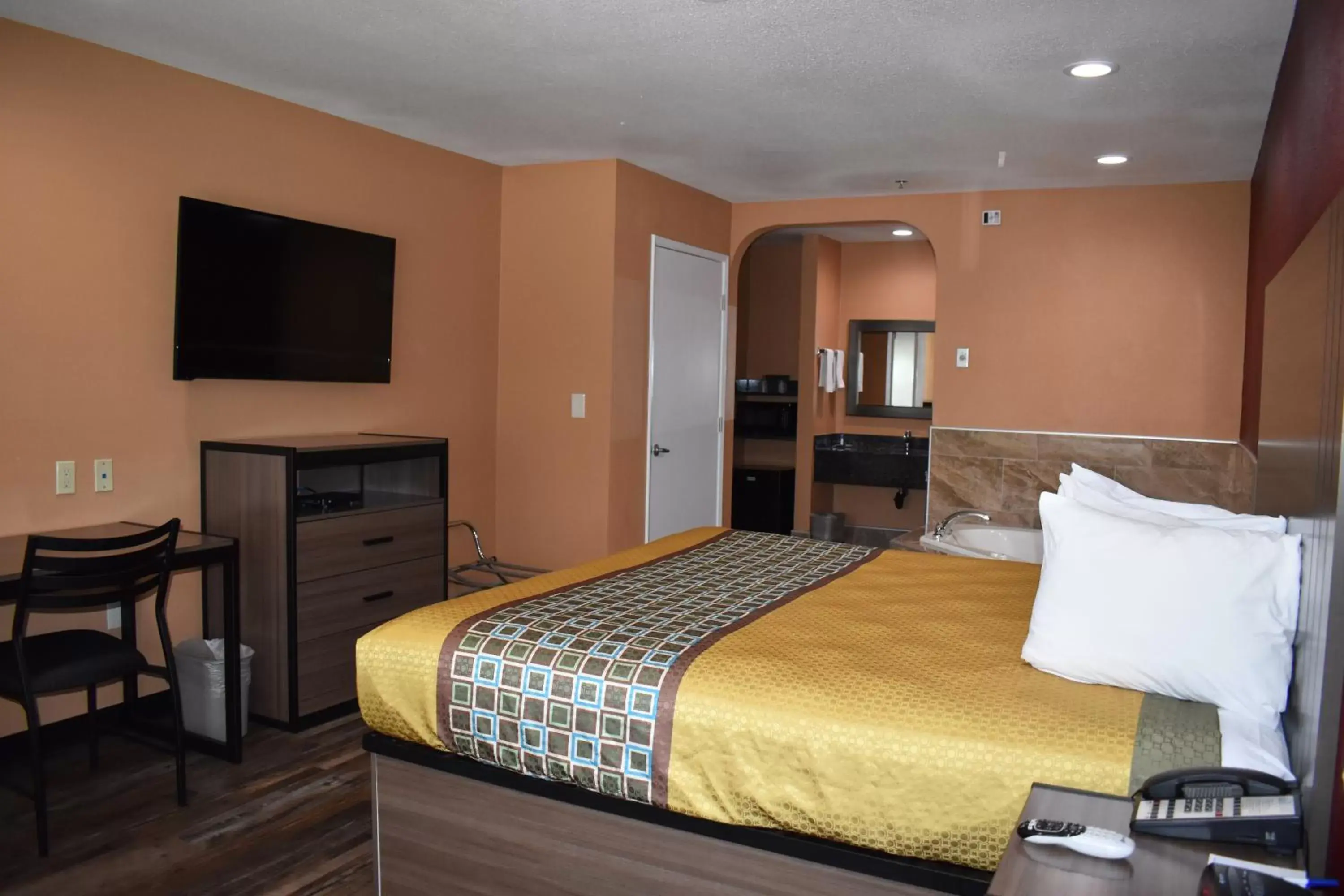 Bedroom, Bed in Americas Best Value Inn Manteca