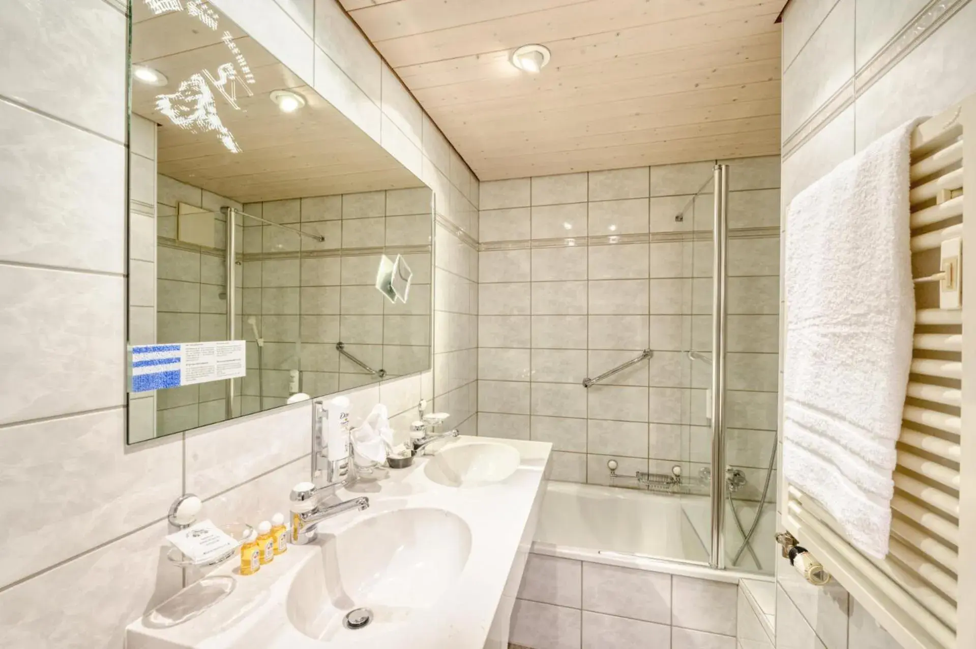Bathroom in Hotel Simi