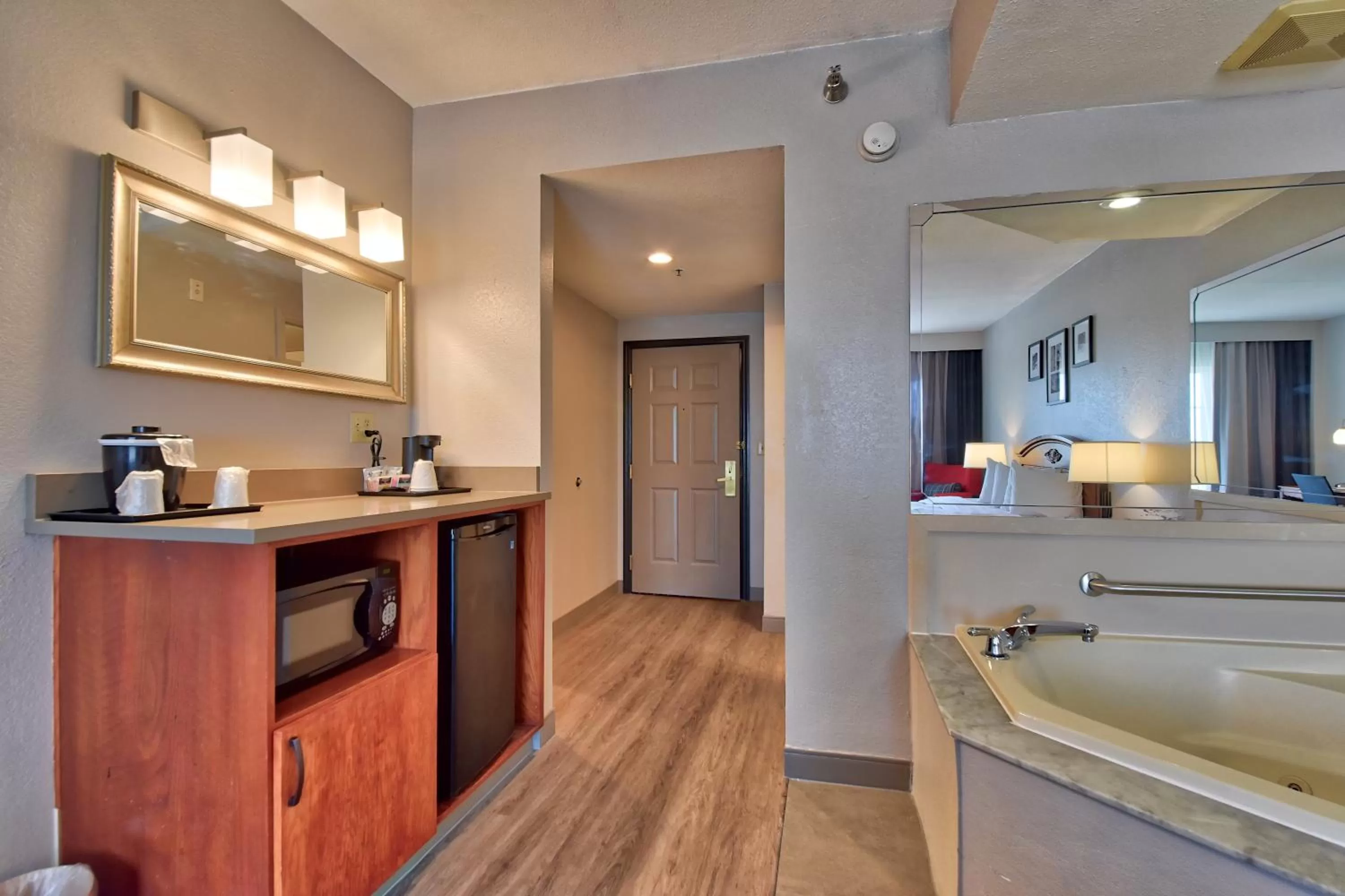 King Suite with Spa Bath - Non-Smoking in Country Inn & Suites by Radisson, Ocala, FL