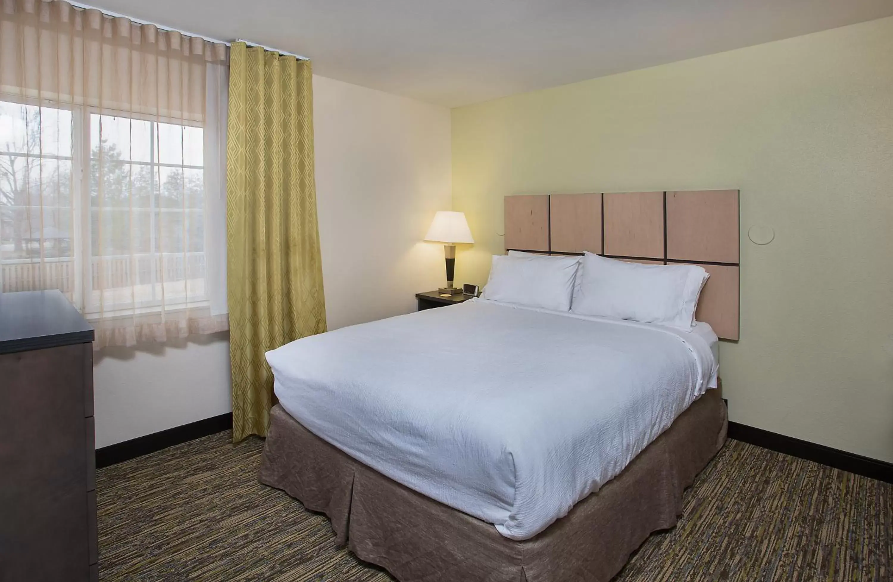 Photo of the whole room, Bed in Candlewood Suites Bowling Green, an IHG Hotel