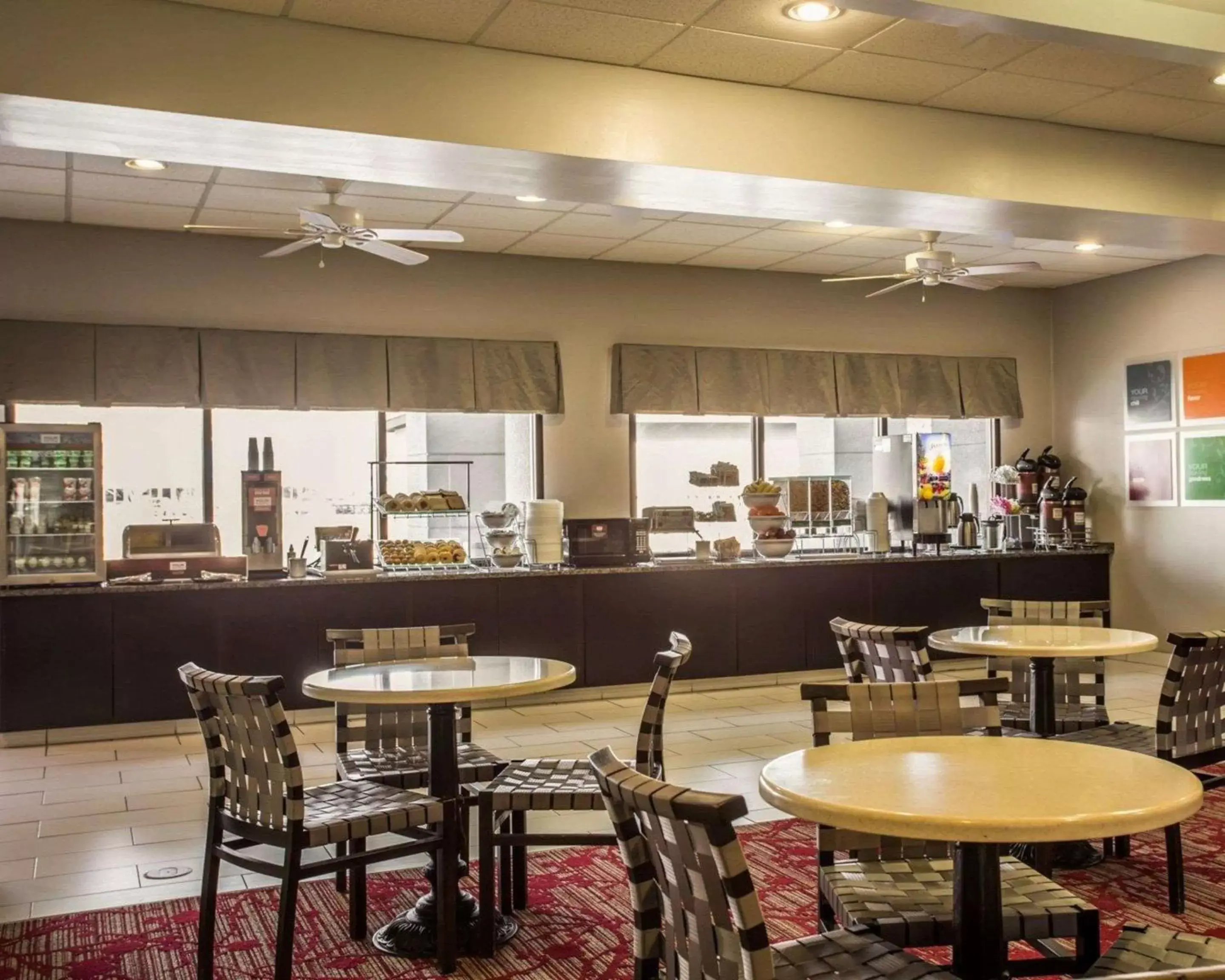 Restaurant/Places to Eat in Comfort Suites Lumberton