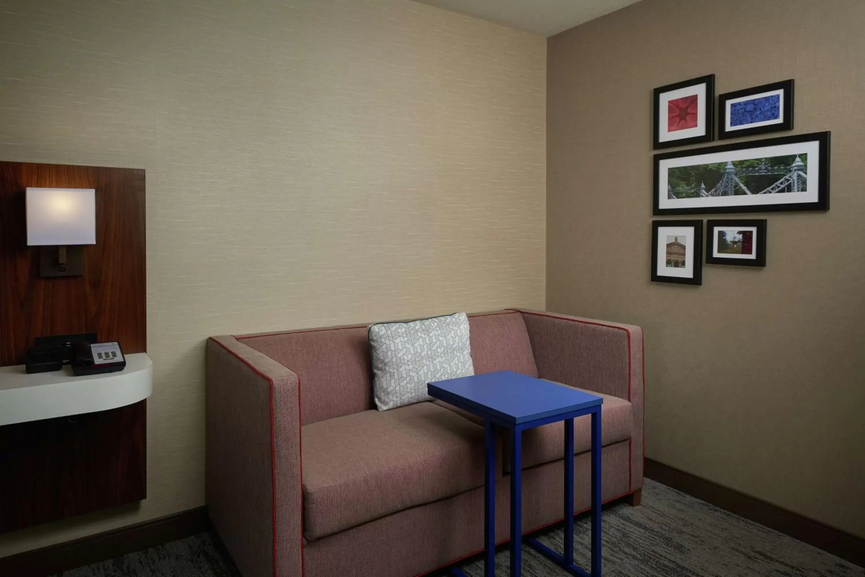 Living room, Seating Area in Hampton Inn Youngstown West