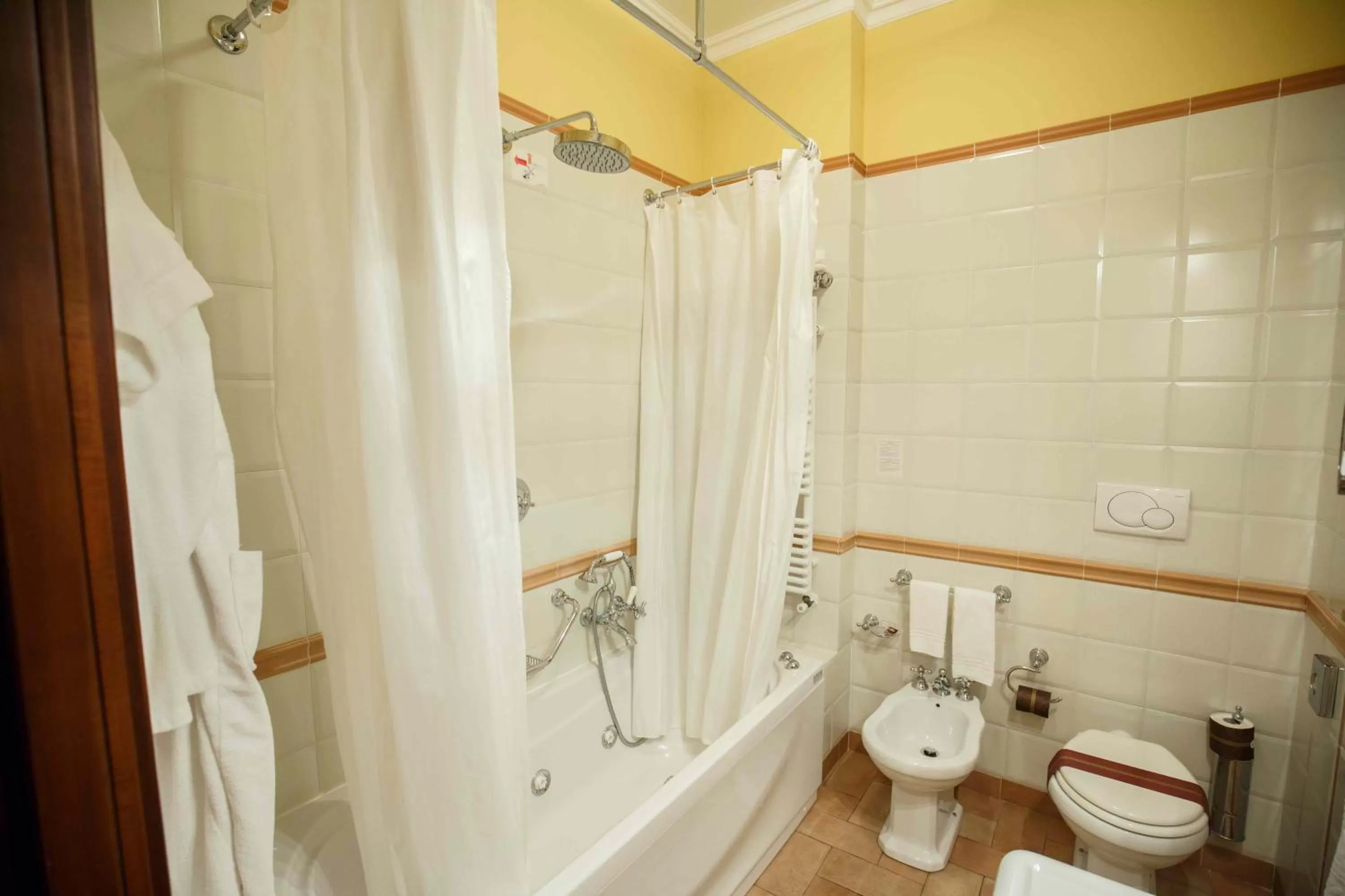 Shower in Grand Hotel Vigna Nocelli