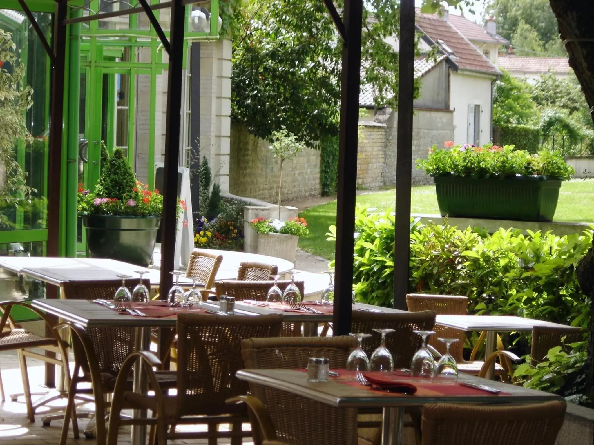 Balcony/Terrace, Restaurant/Places to Eat in Hôtel Restaurant Du Parc de la Colombière