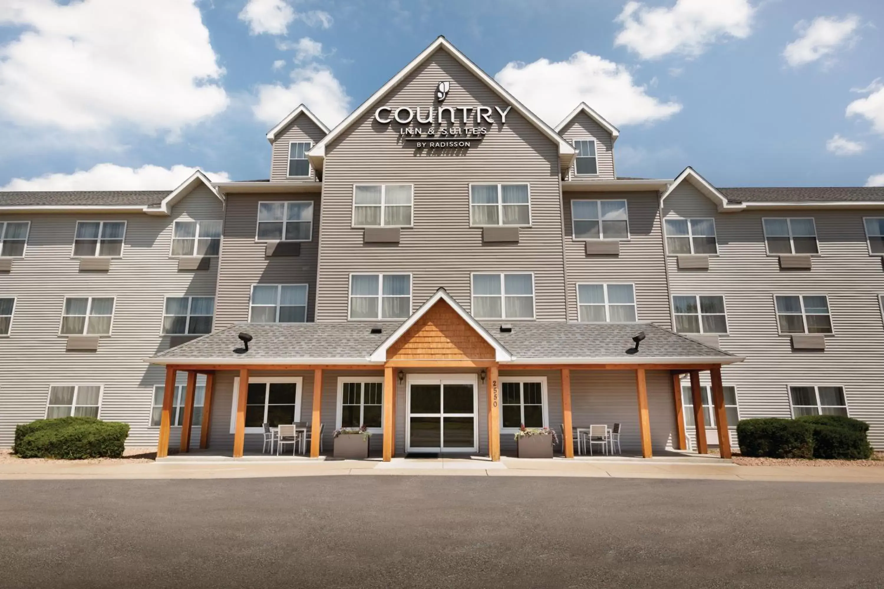 Facade/entrance, Property Building in Country Inn & Suites by Radisson, Brooklyn Center, MN