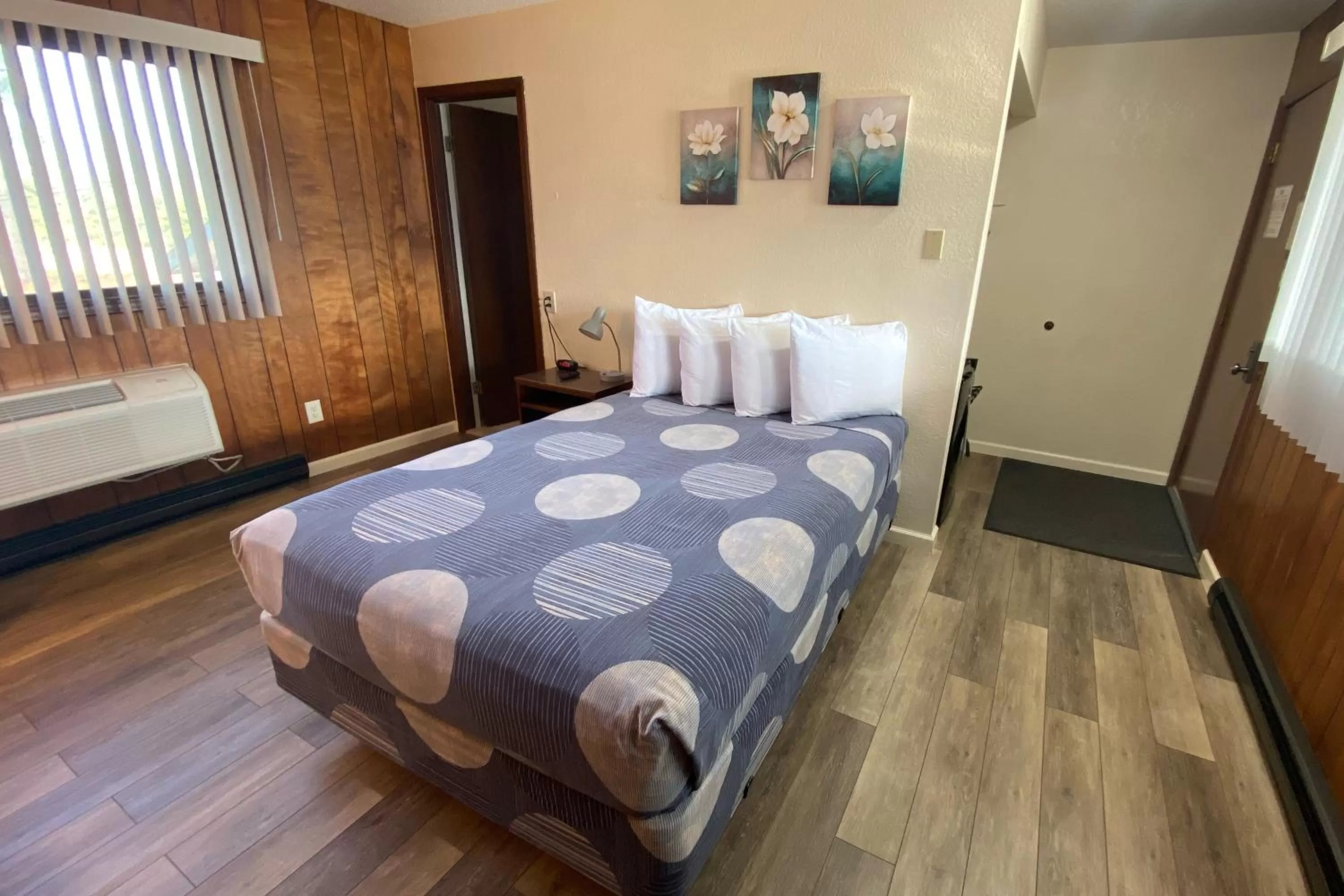 Bedroom, Bed in Waterway Inn