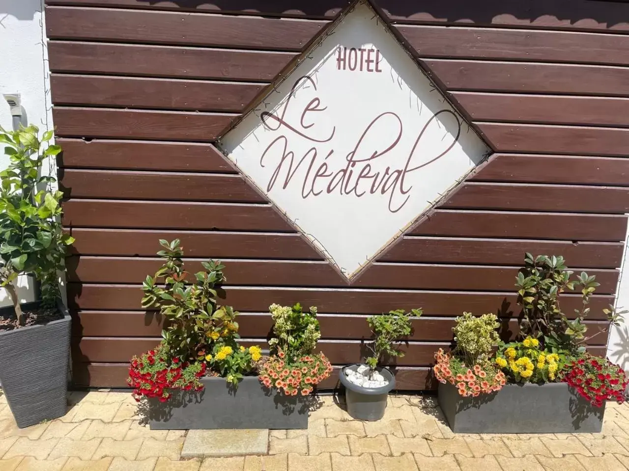 Text overlay, Property Logo/Sign in Hôtel Le Médiéval