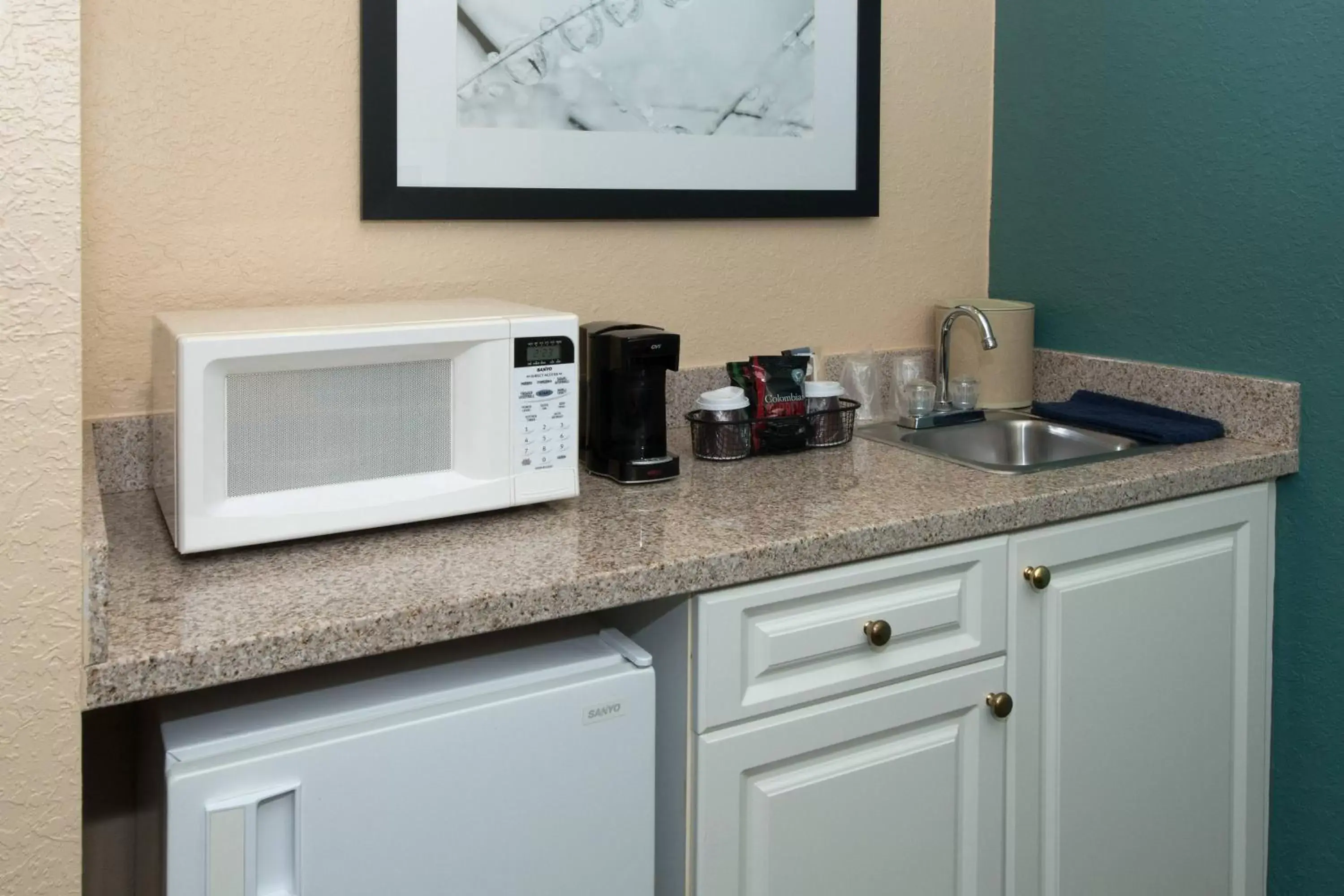 Kitchen or kitchenette, Kitchen/Kitchenette in SpringHill Suites by Marriott Orlando North-Sanford