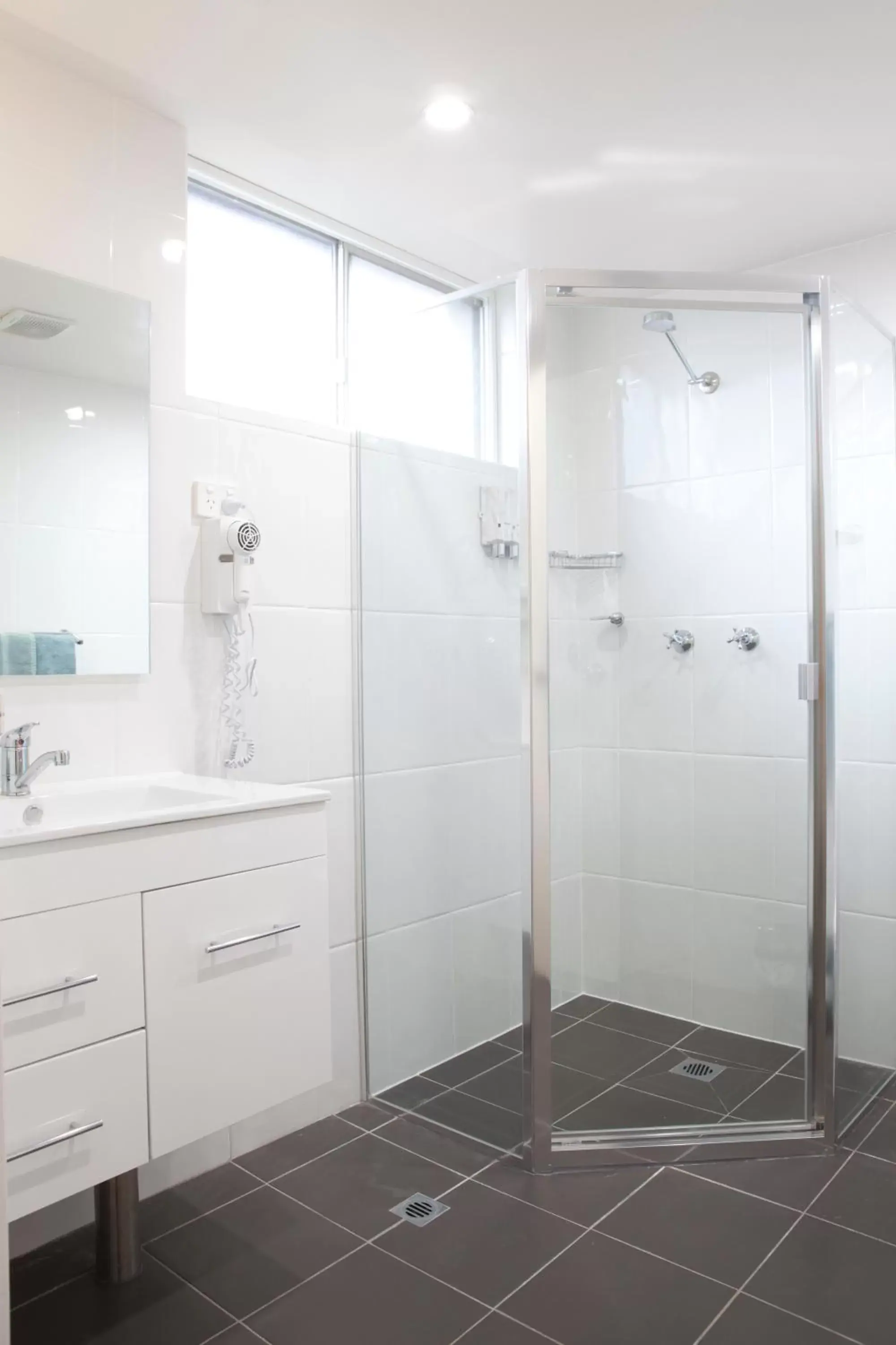 Shower, Bathroom in Narellan Motor Inn