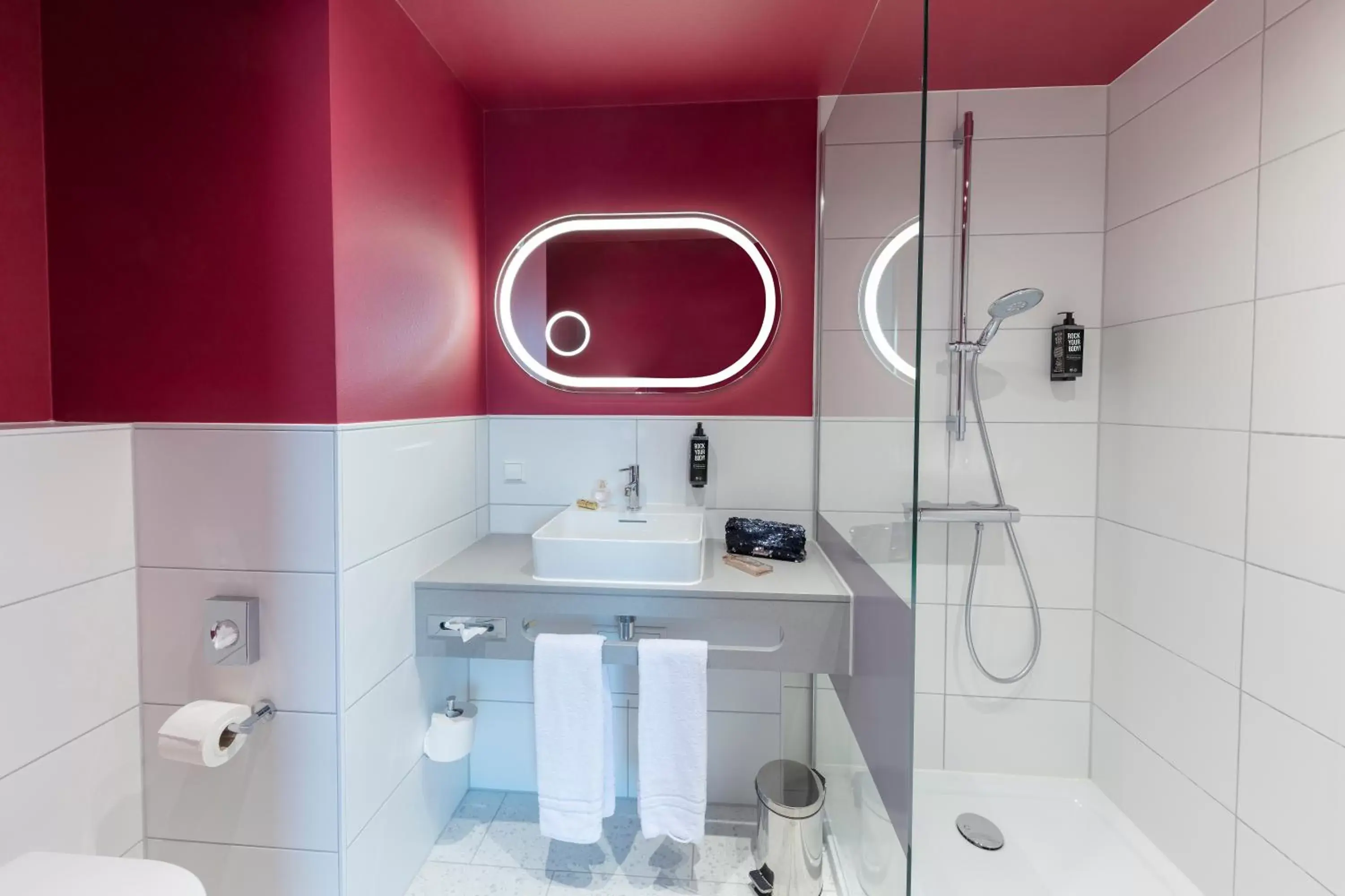 Bathroom in ibis Styles Muenchen Perlach