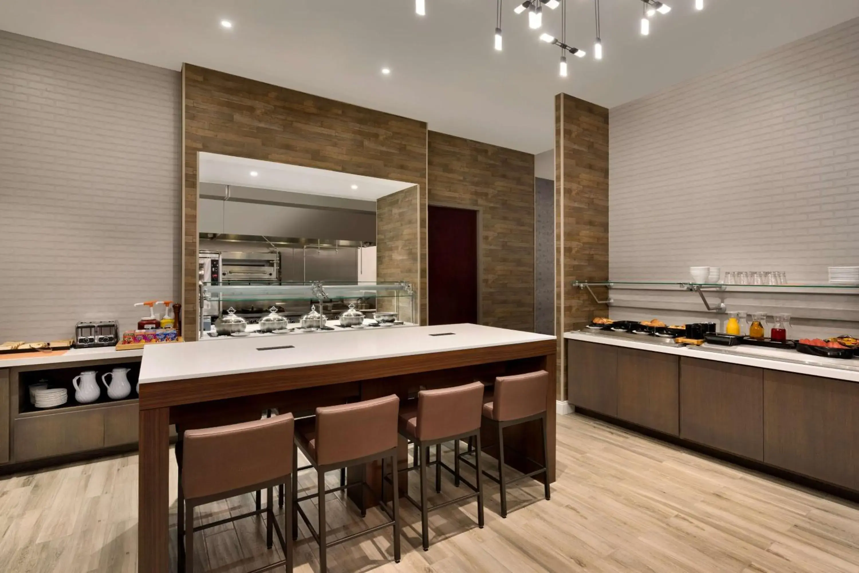 Dining area, Kitchen/Kitchenette in Hilton Garden Inn New York Times Square South
