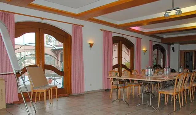 Business facilities, Restaurant/Places to Eat in Hotel Gülser Weinstube