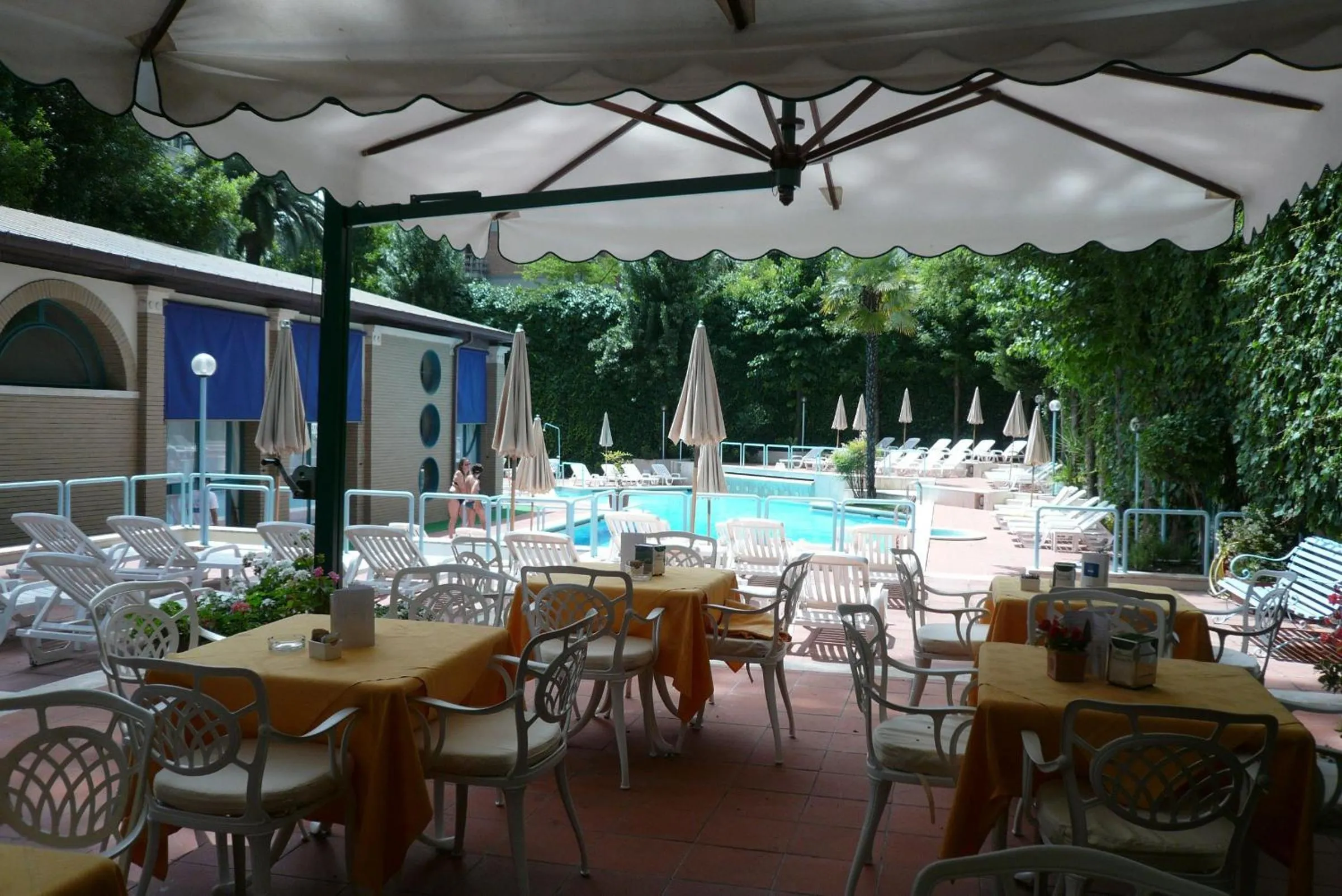 Restaurant/places to eat in Aldrovandi Residence City Suites