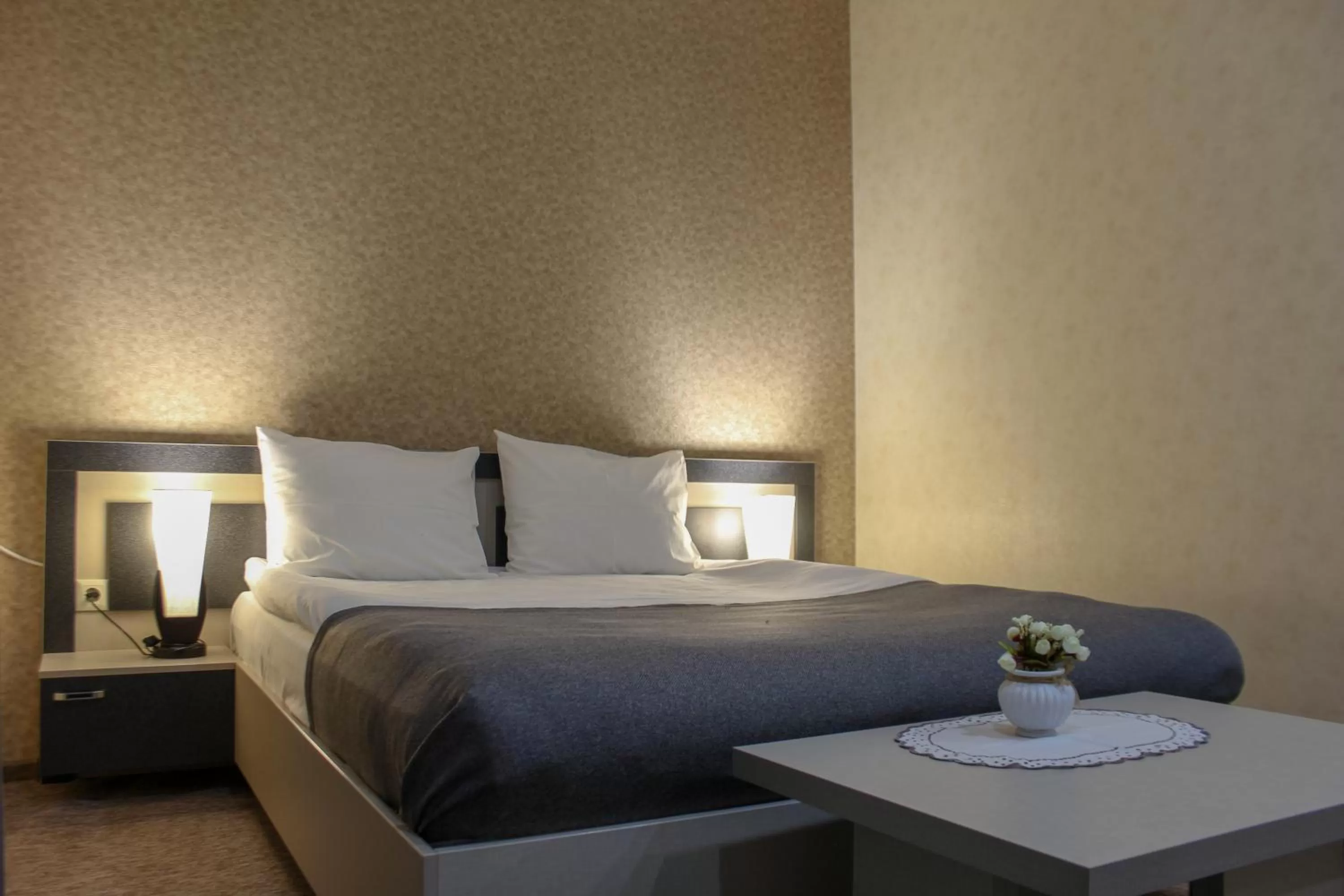 Photo of the whole room, Bed in Liel