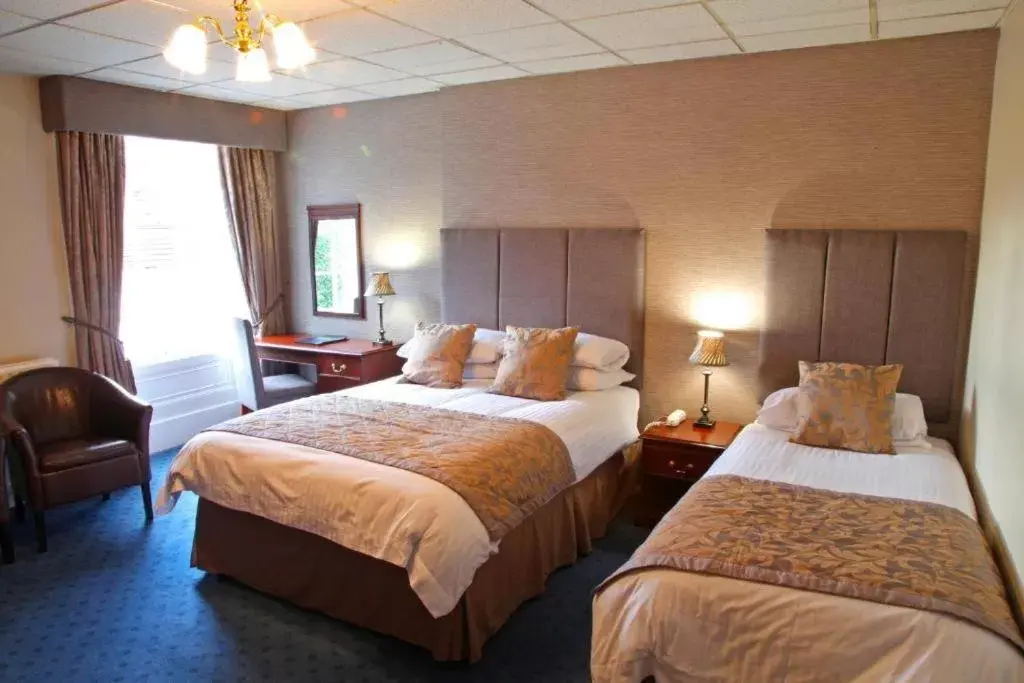 Large Double or Twin Room in Shaw Hill Hotel Golf And Country Club
