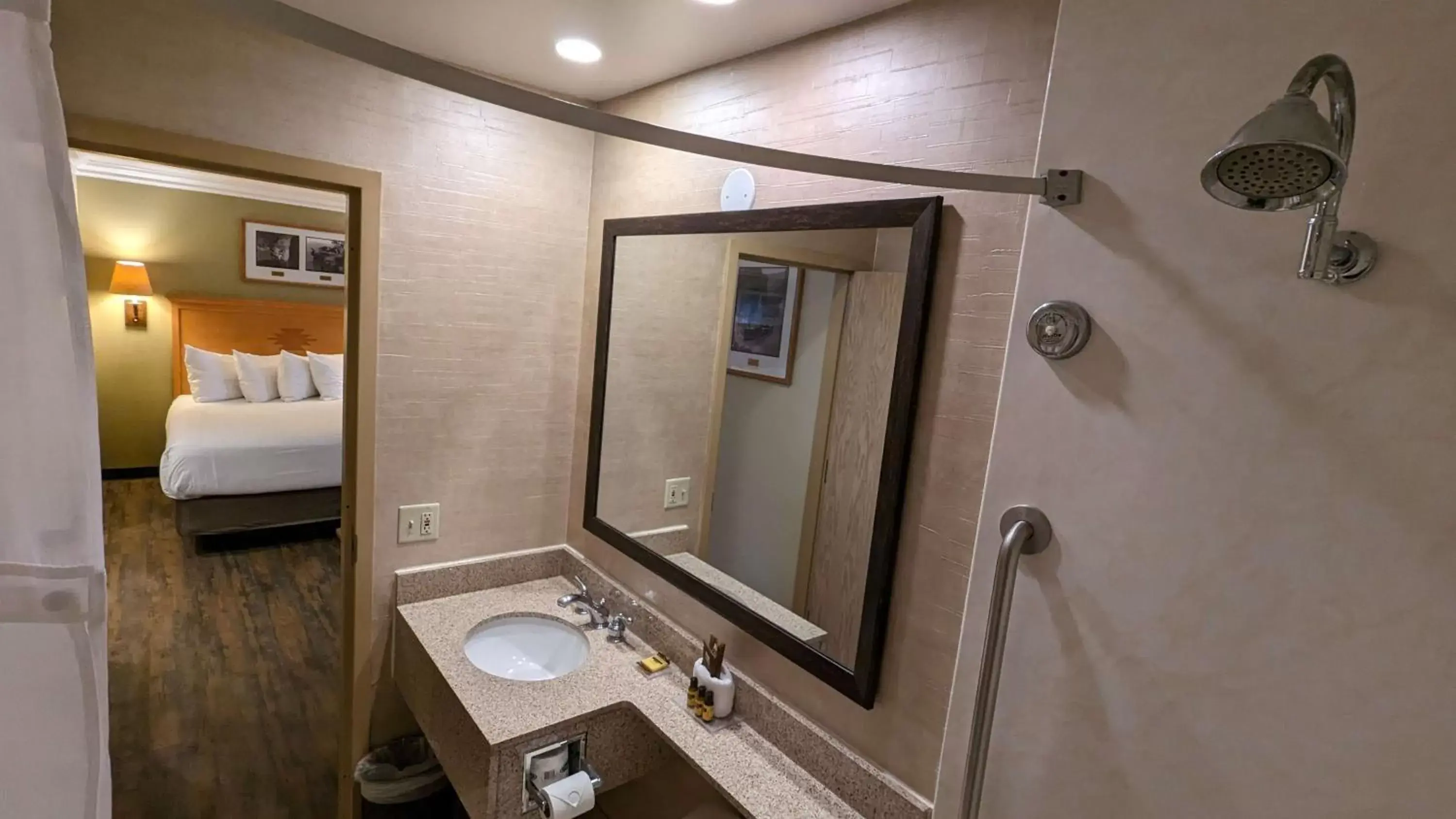 Bathroom in Squire Resort at the Grand Canyon, BW Signature Collection