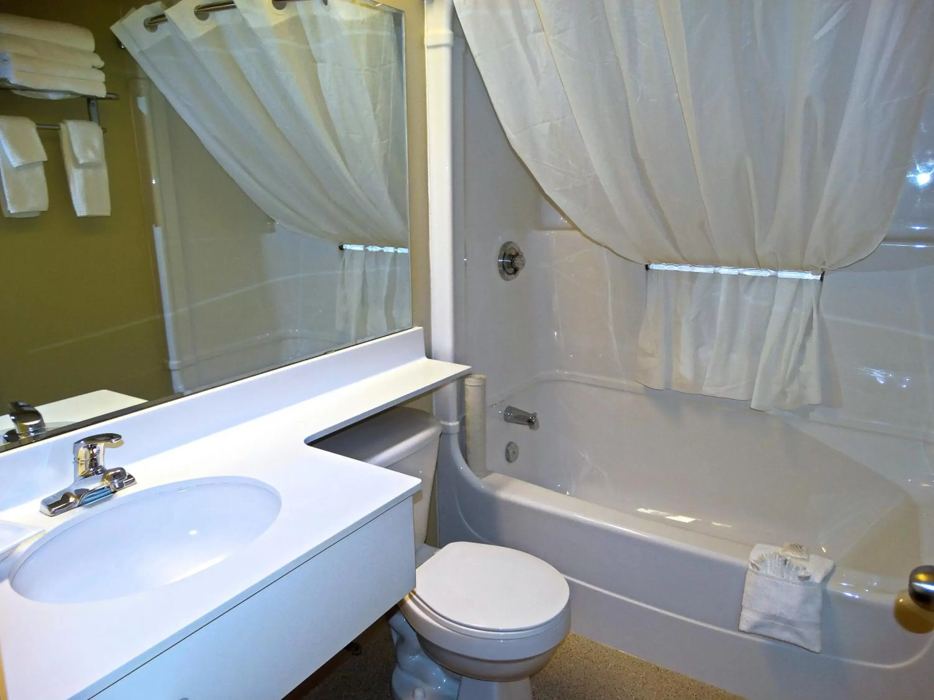 Shower, Bathroom in Amsterdam Inn & Suites Moncton