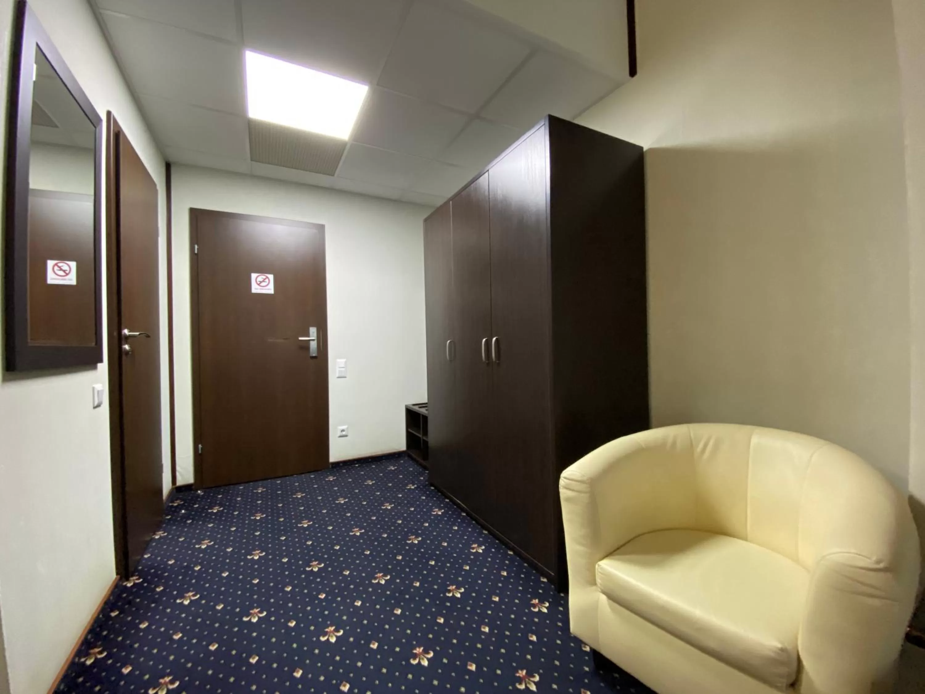 Photo of the whole room, Seating Area in irisHotels