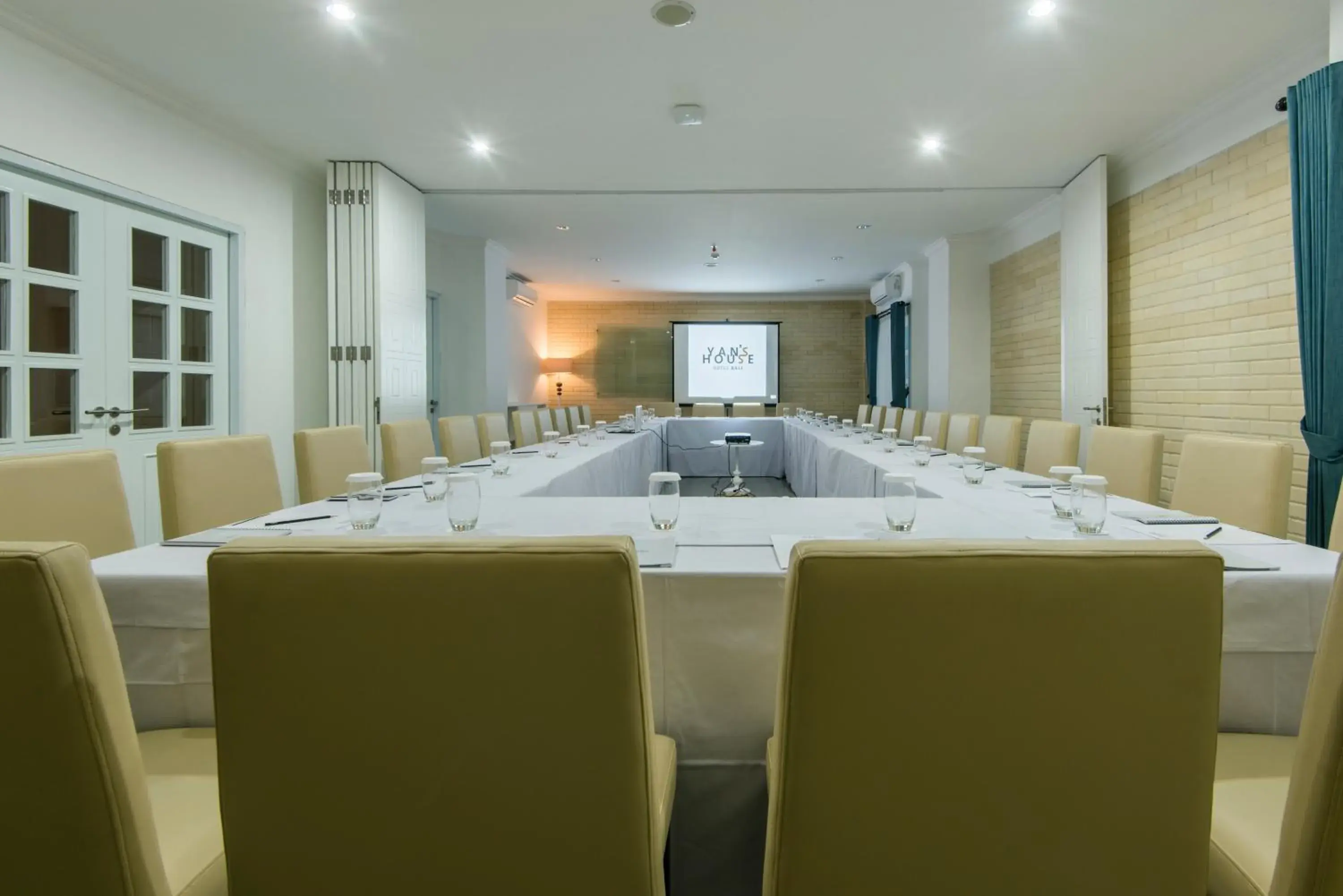 Meeting/conference room in Yan's House Hotel