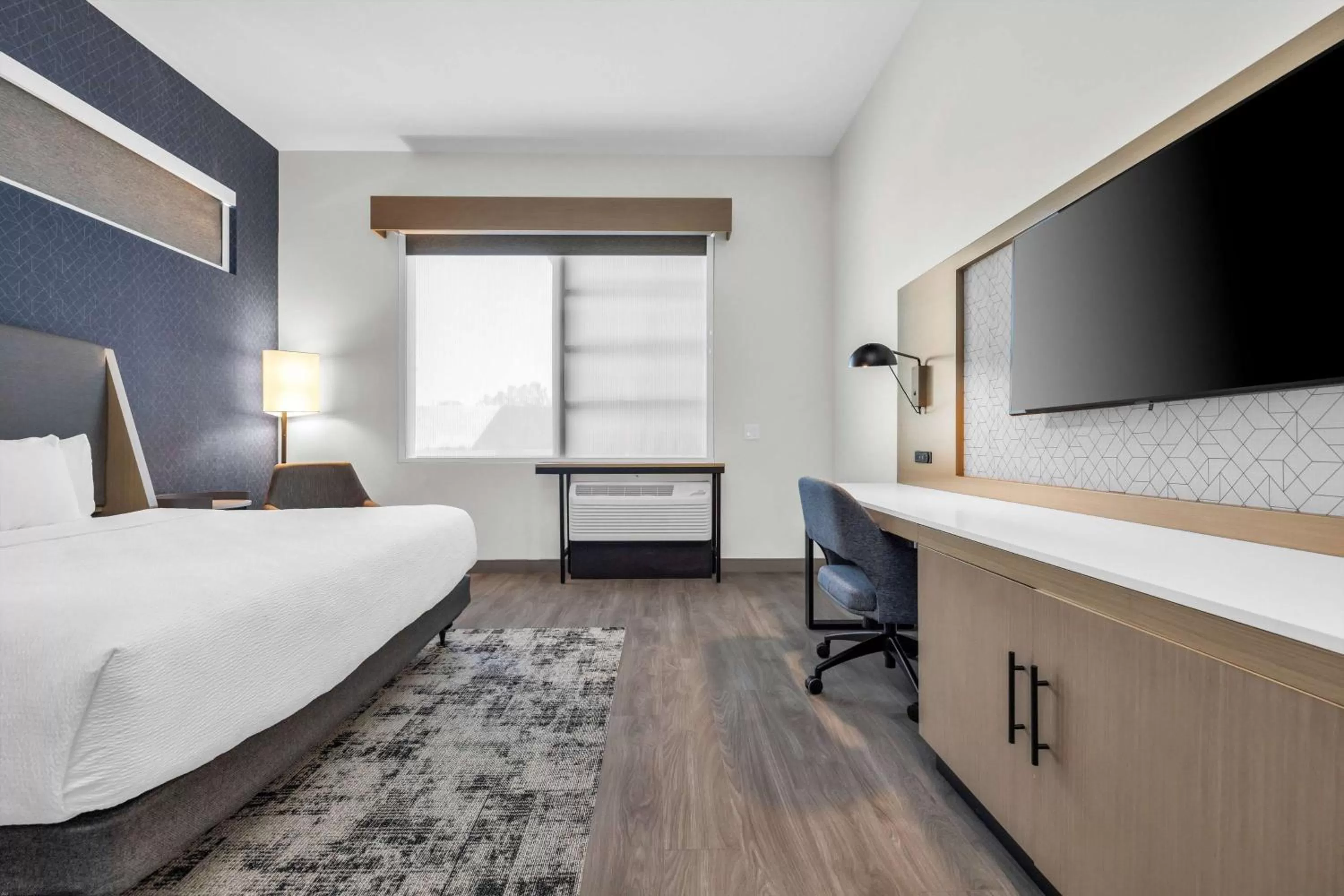 Photo of the whole room, Bed in La Quinta Inn & Suites by Wyndham San Jose Airport-Downtown