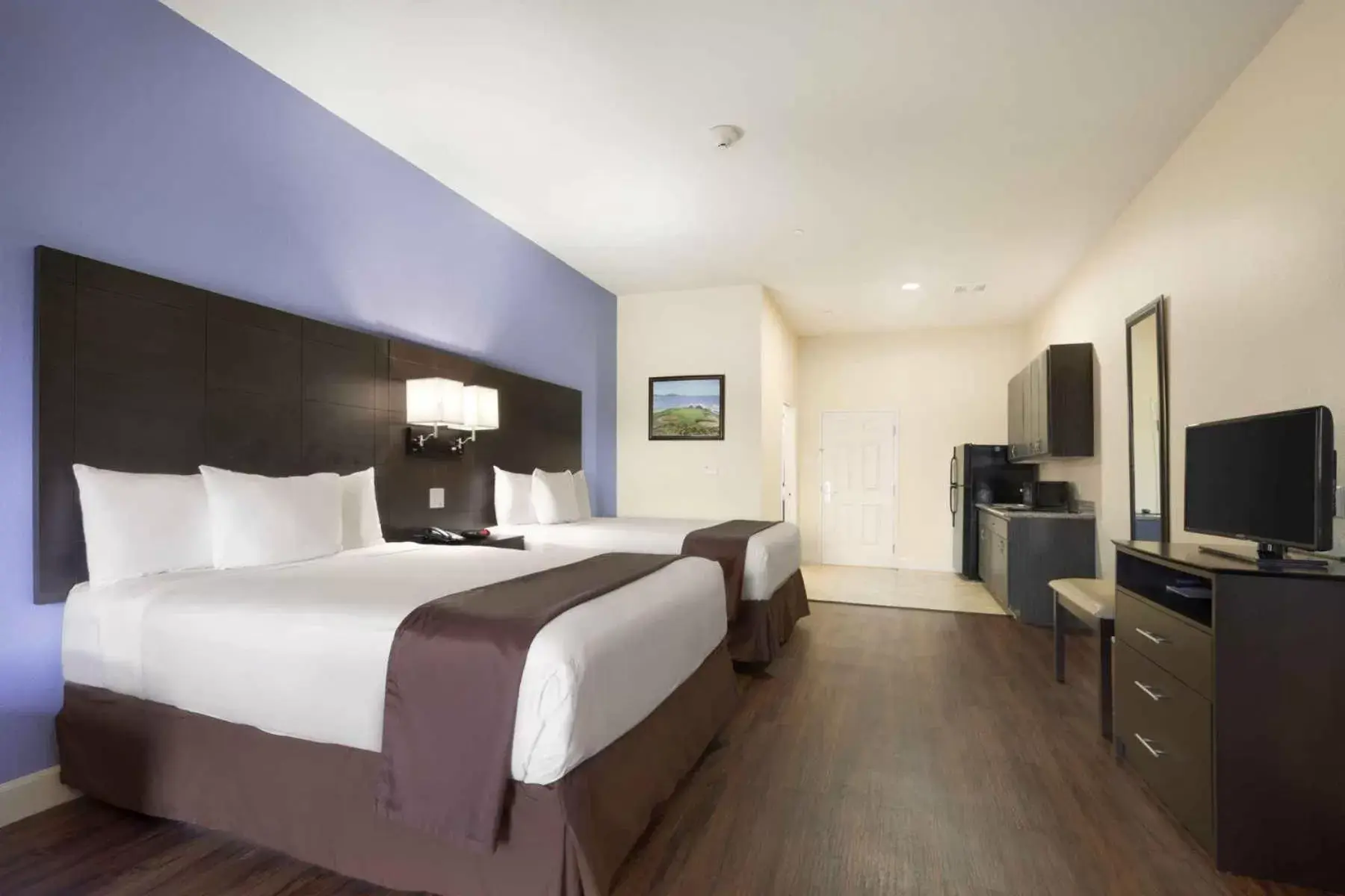 Bed, TV/Entertainment Center in Days Inn & Suites by Wyndham Galveston West/Seawall