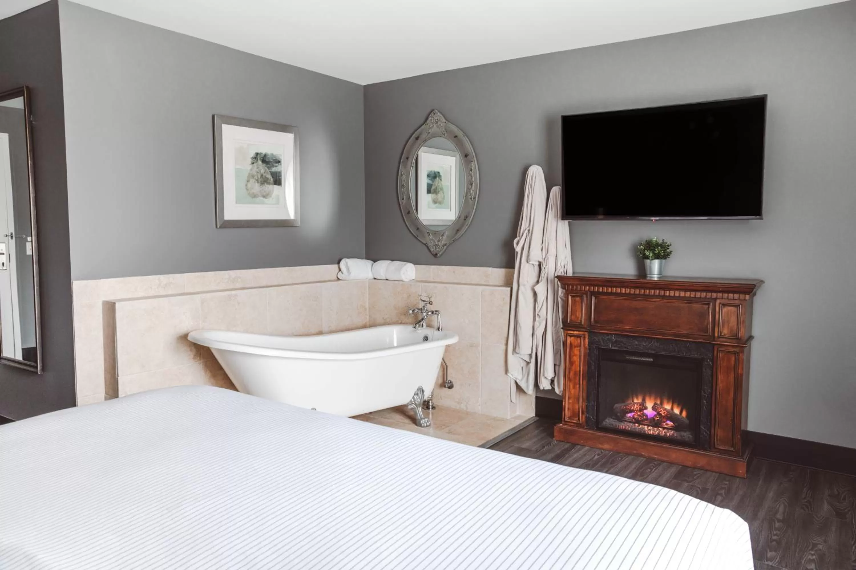 Bath, Bed in The Inn On Sheridan