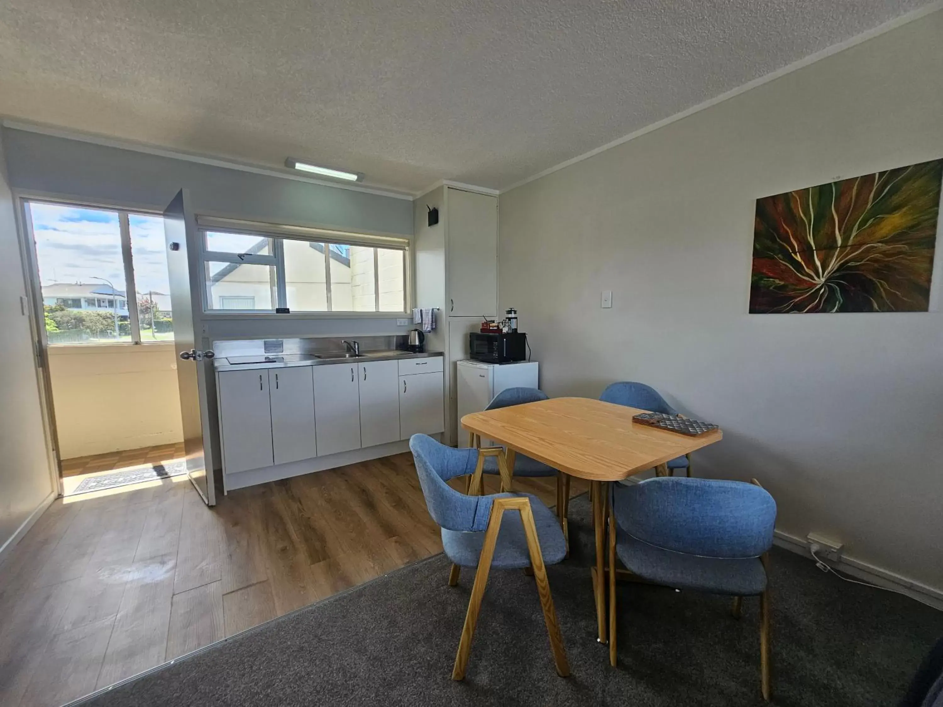 Kitchen or kitchenette, Dining Area in Tui Oaks Motel