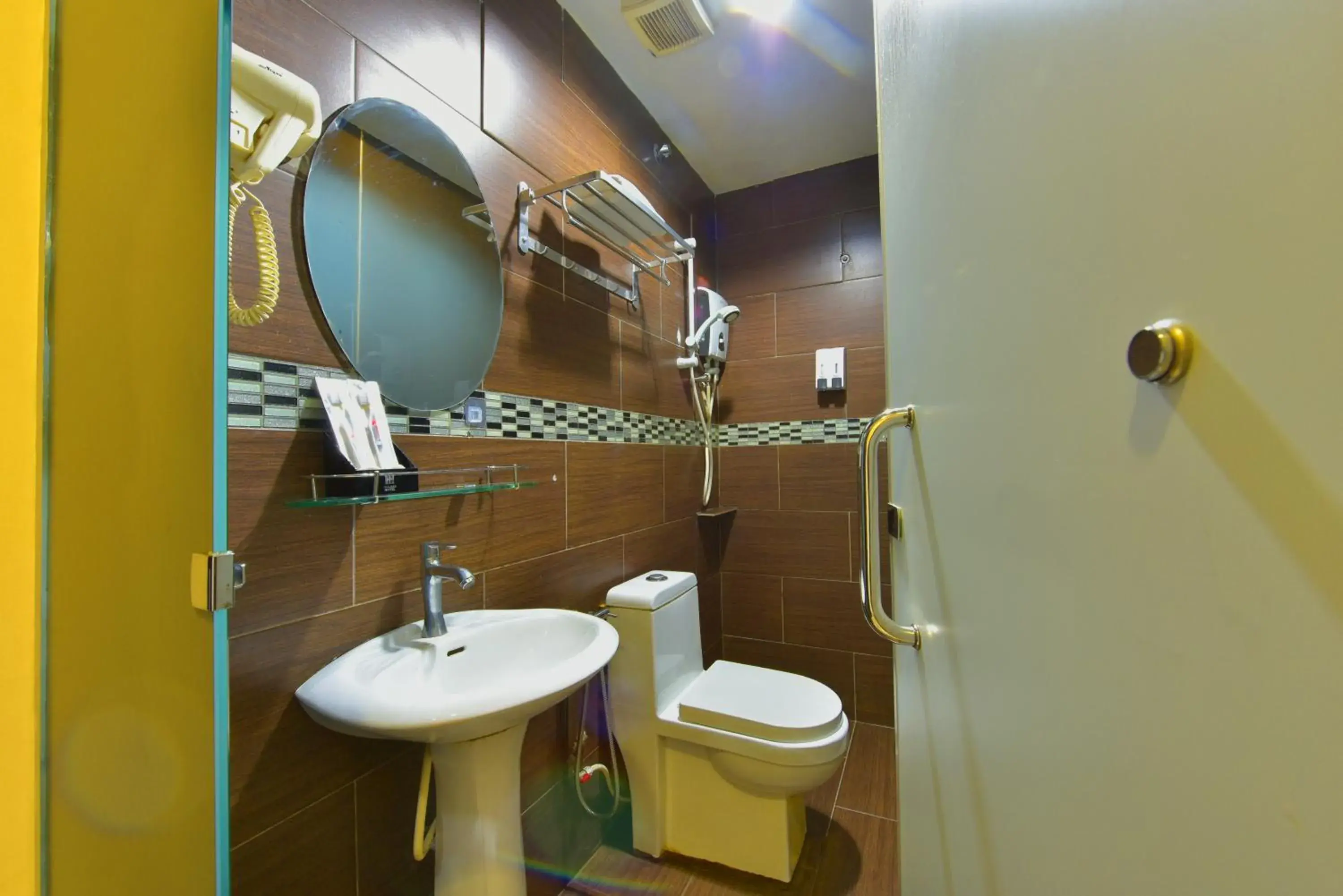 Bathroom in Townhouse OAK Hotel Holmes Johor Jaya