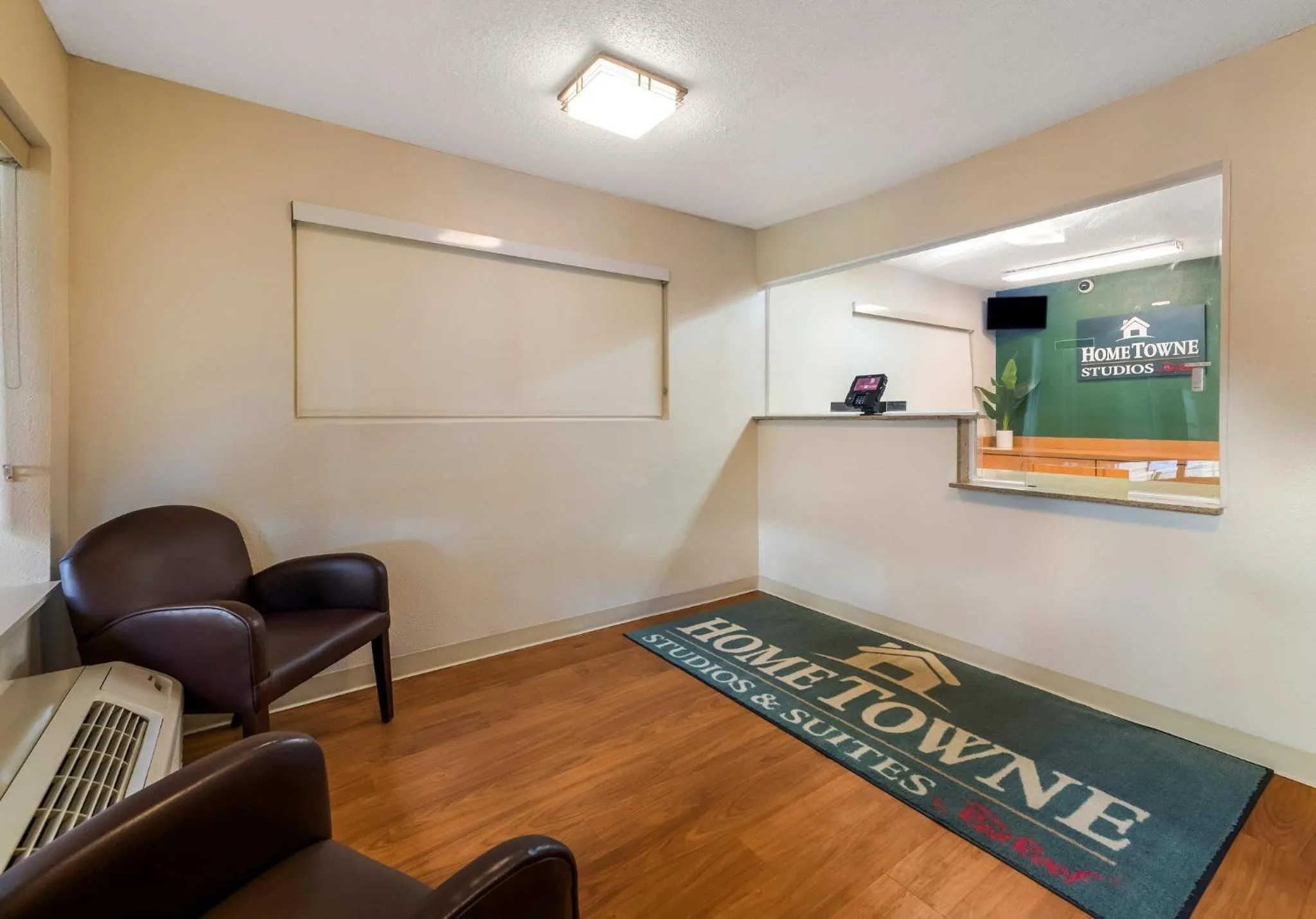 Lobby or reception in HomeTowne Studios by Red Roof Orlando - UCF Area