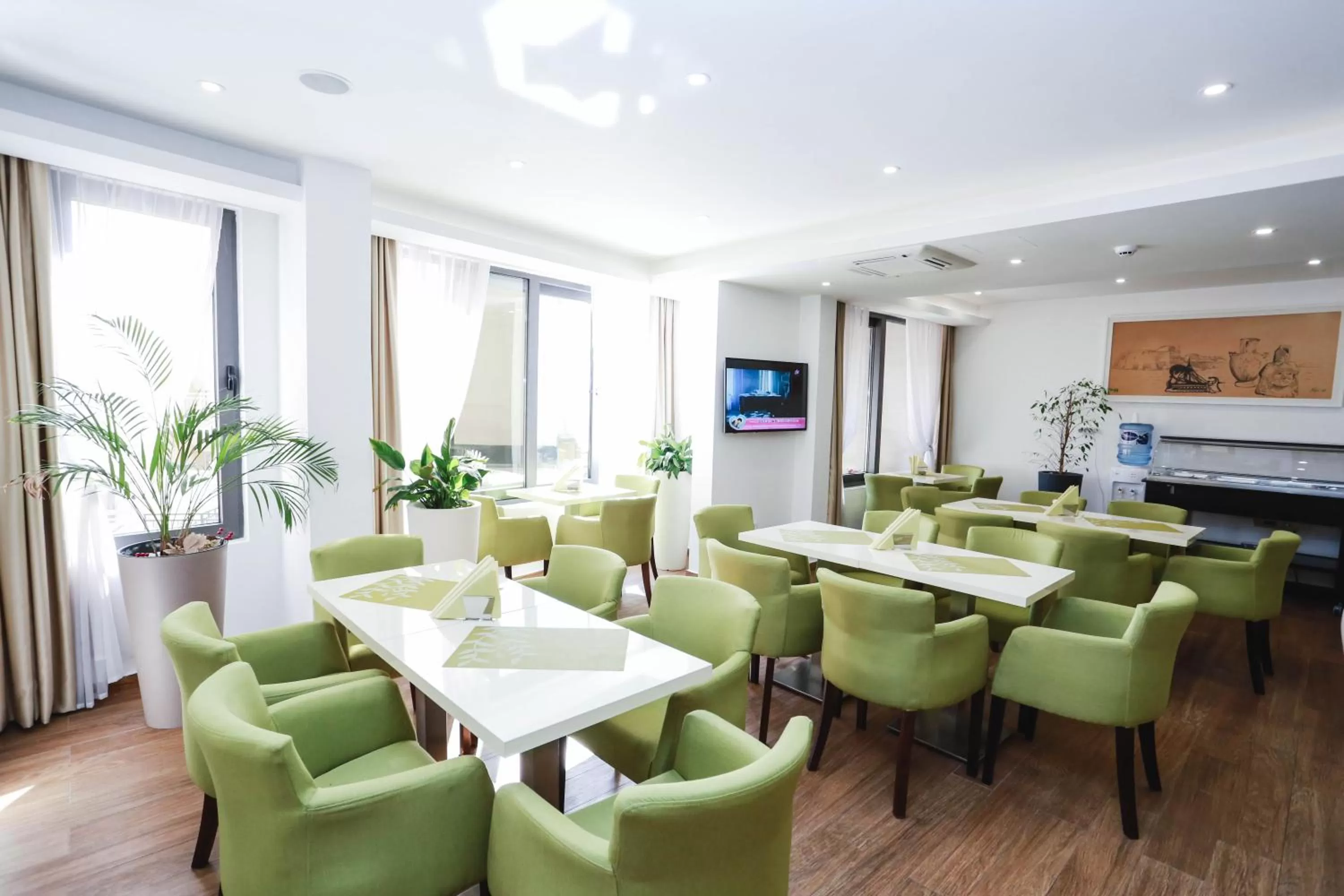 Restaurant/places to eat in Garni Hotel Arka