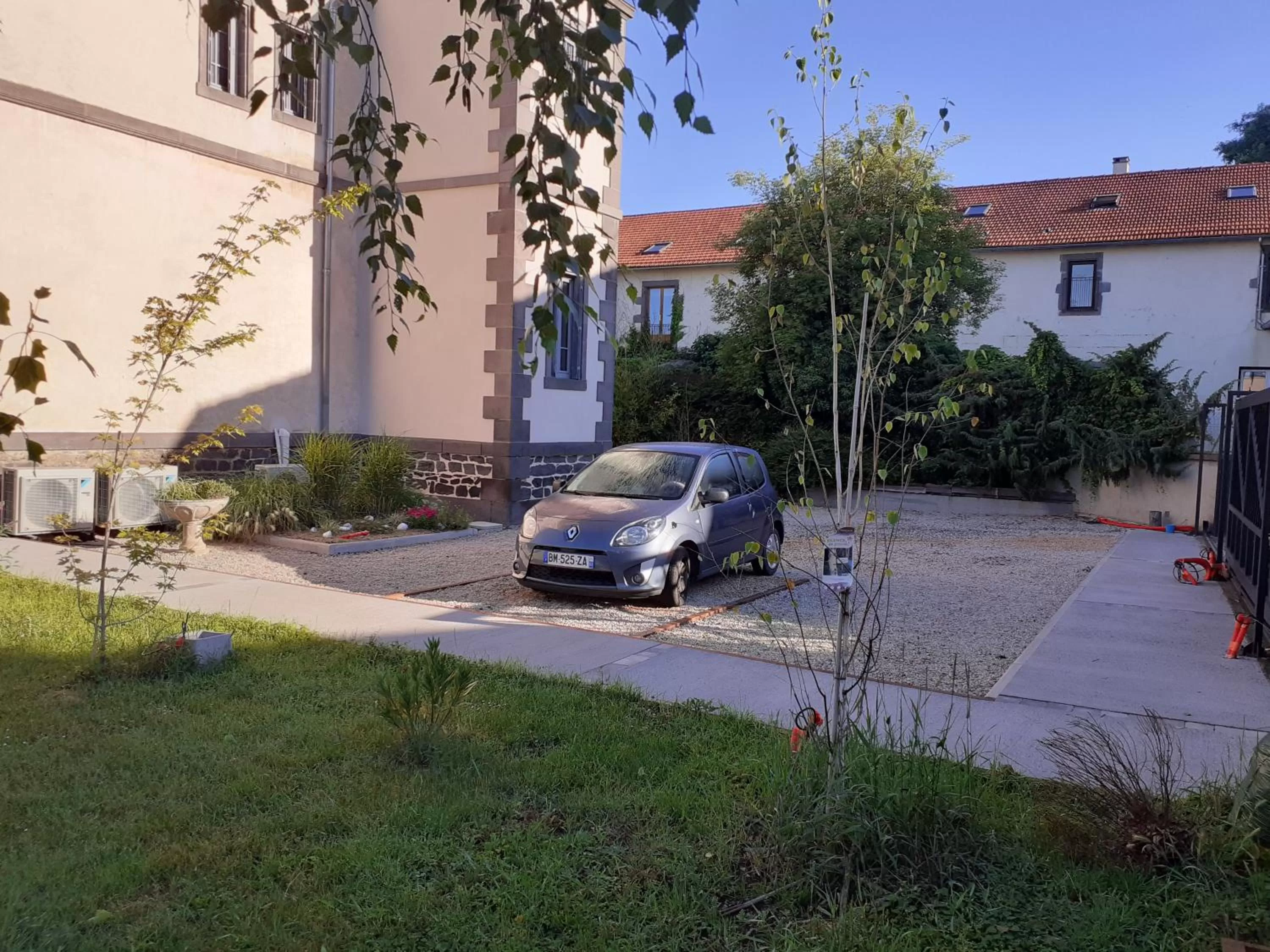 Parking in La Belle Epoque & Spa - Maison d'hôtes