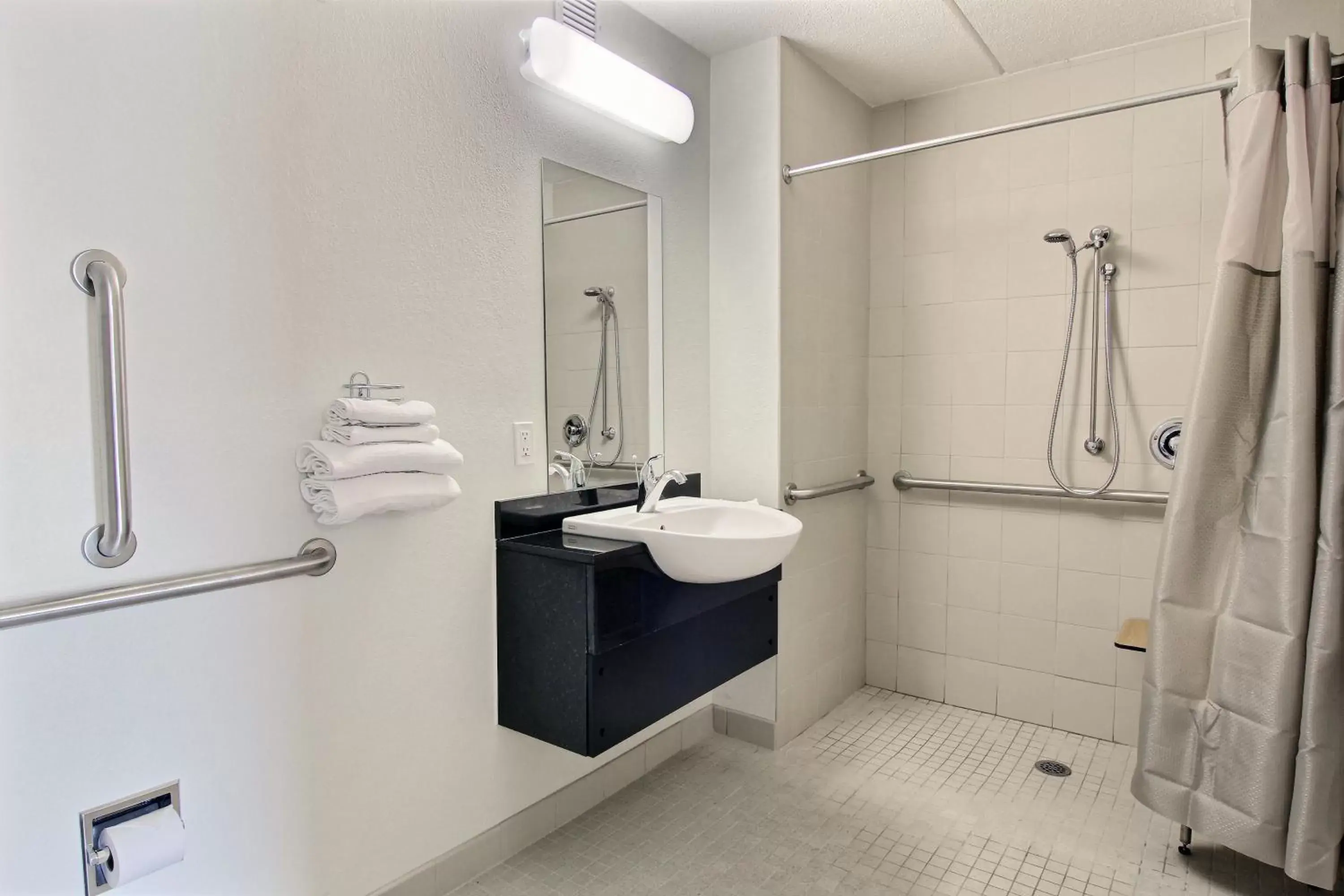 Shower, Bathroom in Motel 6-Willoughby, OH - Cleveland