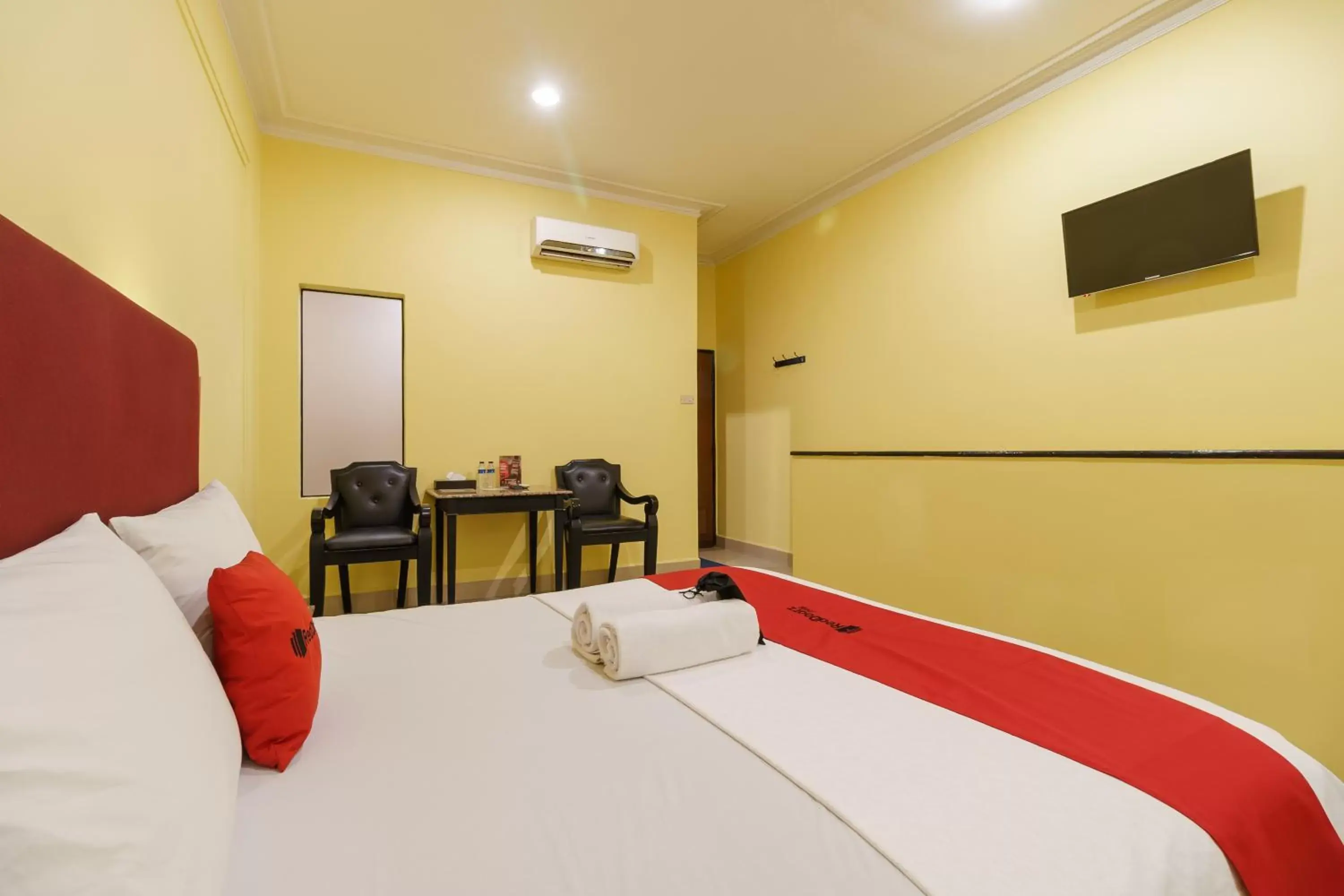 Bedroom, Bed in RedDoorz Plus near Ancol Bedroom, Bed in RedDoorz Plus near Ancol