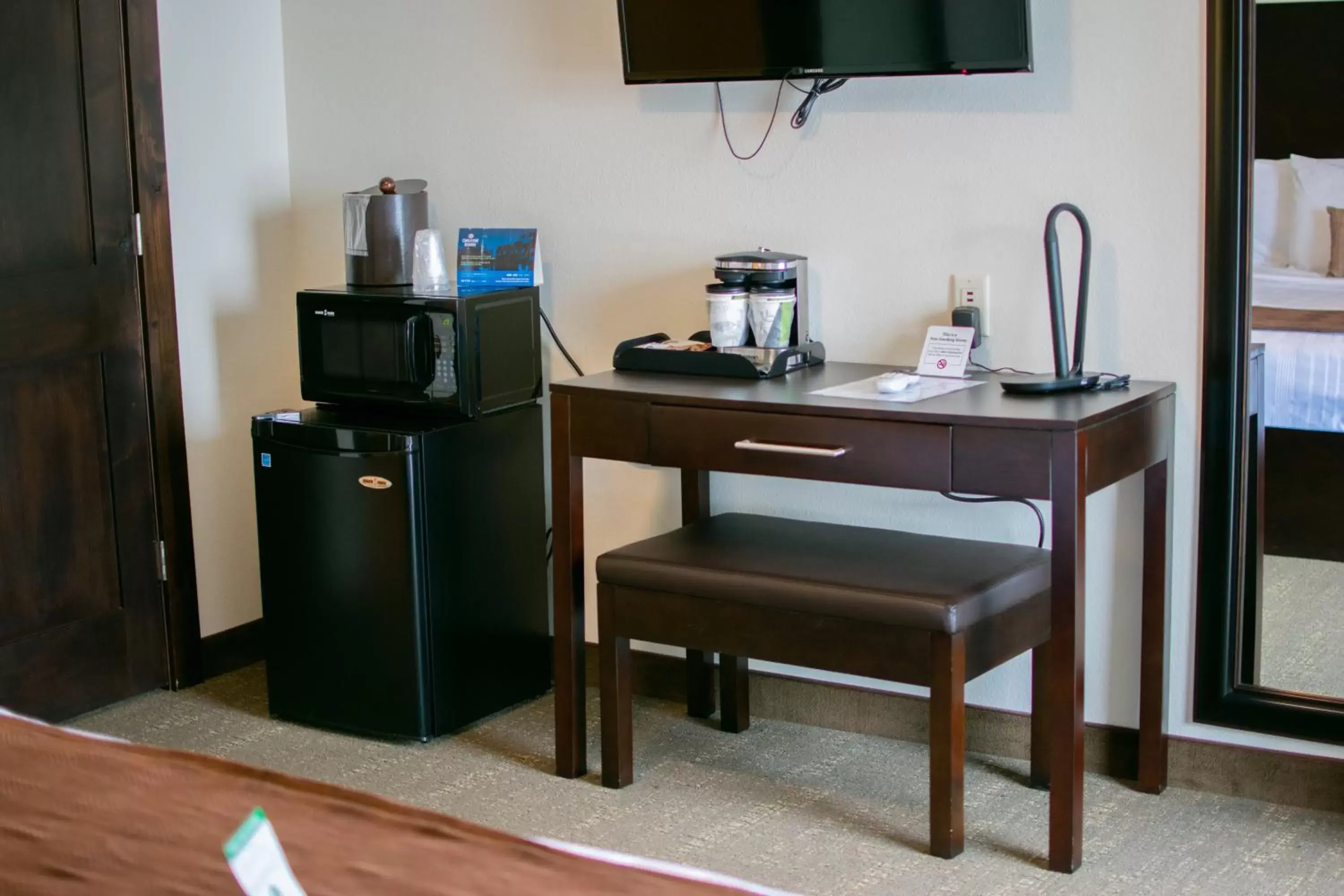 Coffee/tea facilities, TV/Entertainment Center in Boarders Inn & Suites by Cobblestone Hotels - Syracuse